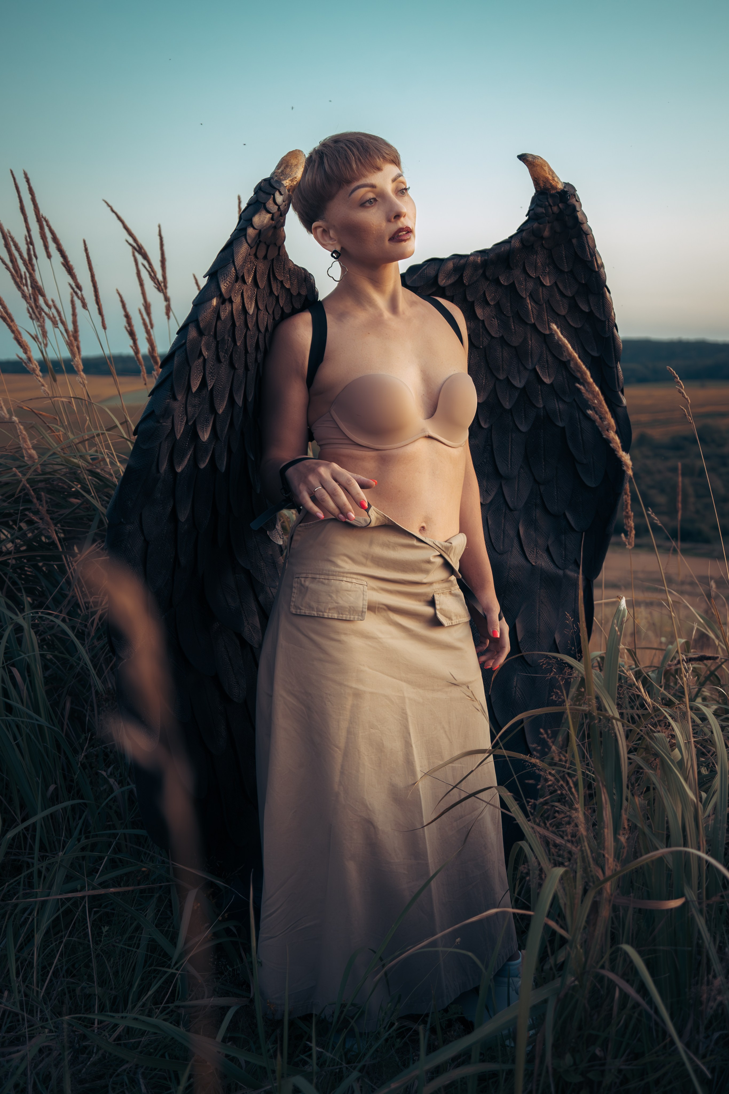 Фотография, сделанная во время профессиональной фотосессии. На ней изображена модель или группа людей в студии или на открытом воздухе. В кадре присутствуют студийное освещение и реквизит.