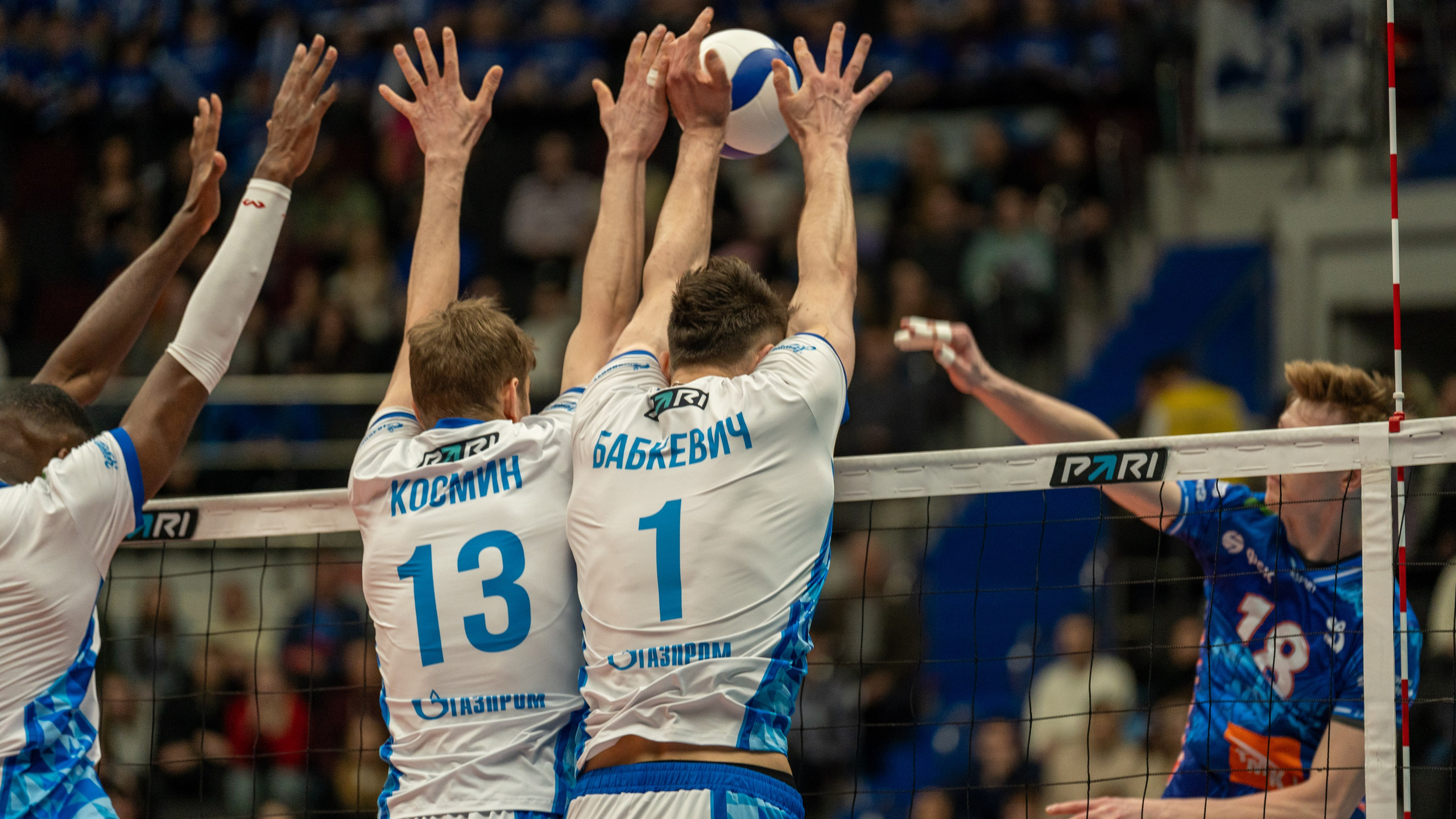 Мощный тройной блок «Зенита» против атаки «Динамо» — спортивная фотосъёмка в СПб, репортажный фотограф, волейбол и напряжение игры.