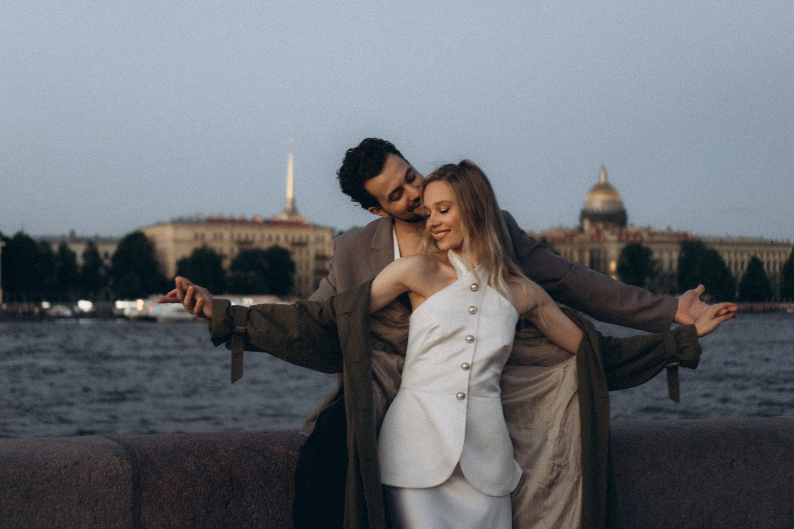 СВАДЕБНАЯ СЬЕМКА ПАРЫ НА РАССВЕТЕ В БЕЛЫЕ НОЧИ И ПРОГУЛКА С РАЗВОДНЫМИ МОСТАМИ И ПИКНИК ВОЗЛЕ ИСАКИЕВСКОГО СОБОРА. Профессиональный фотограф, Санкт-Петербург — Виктория Богомолова