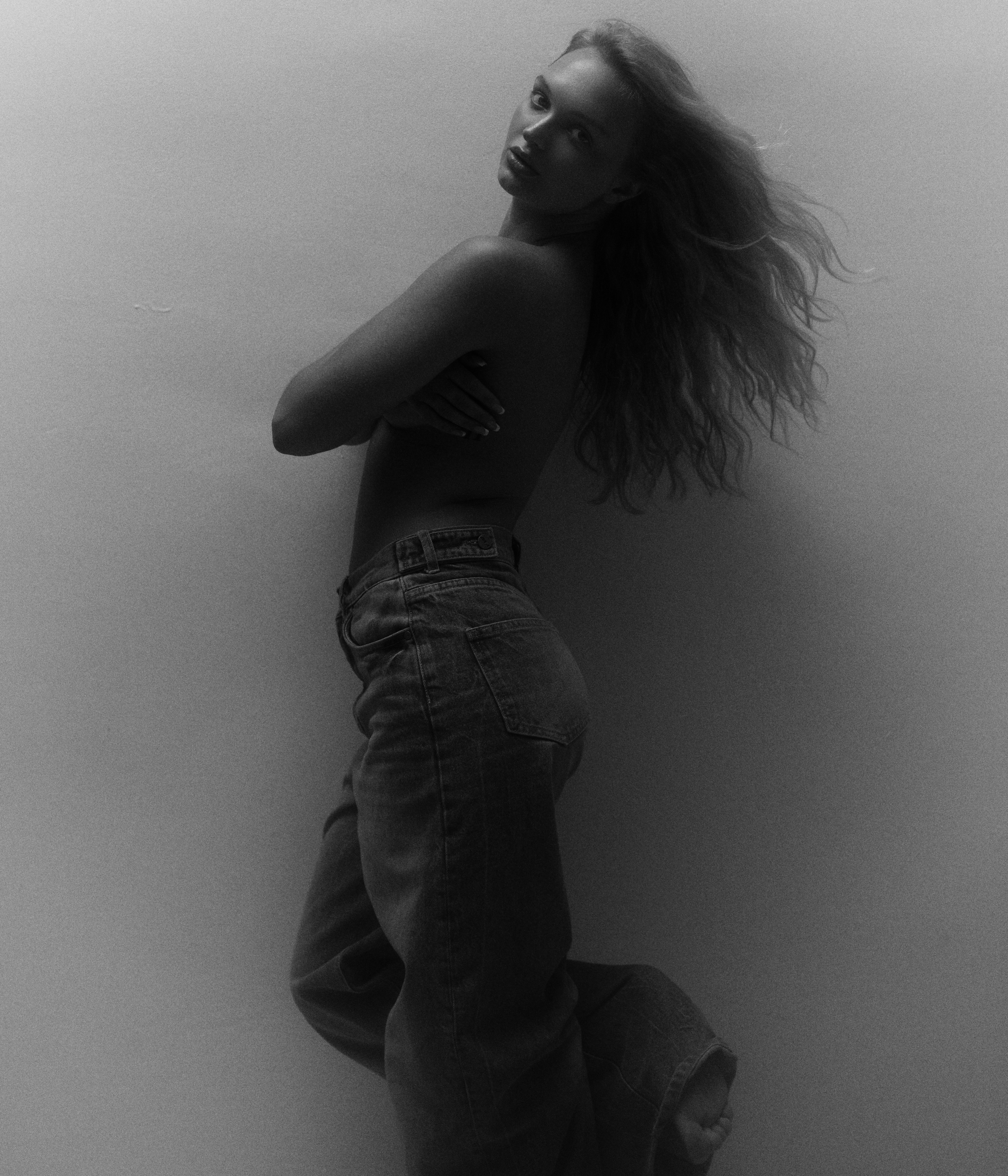 Черно белый портрет у девушки развиваются волосы