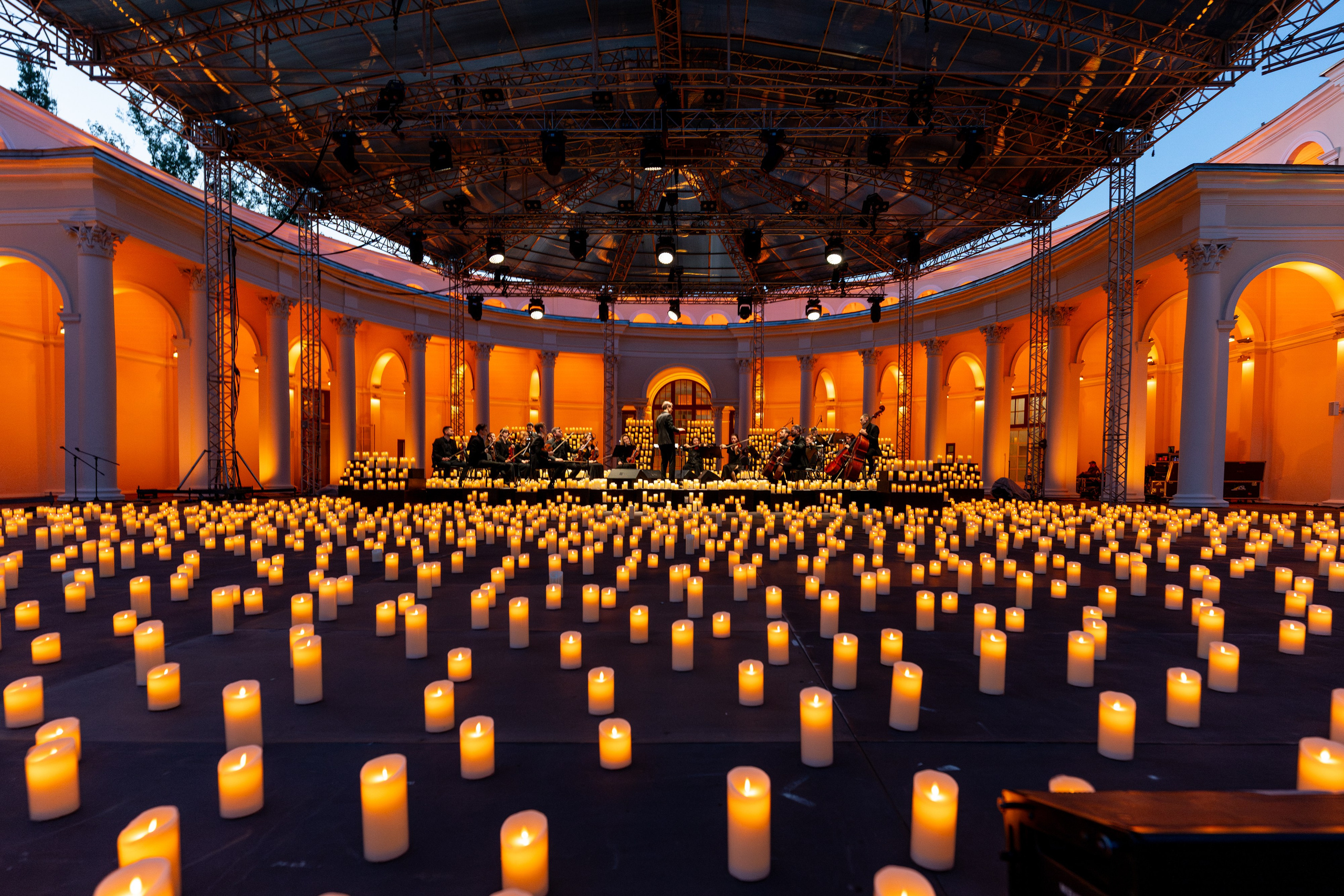 Симфонический оркестр Lumisfera при свечах. Фотограф Никита Комаров