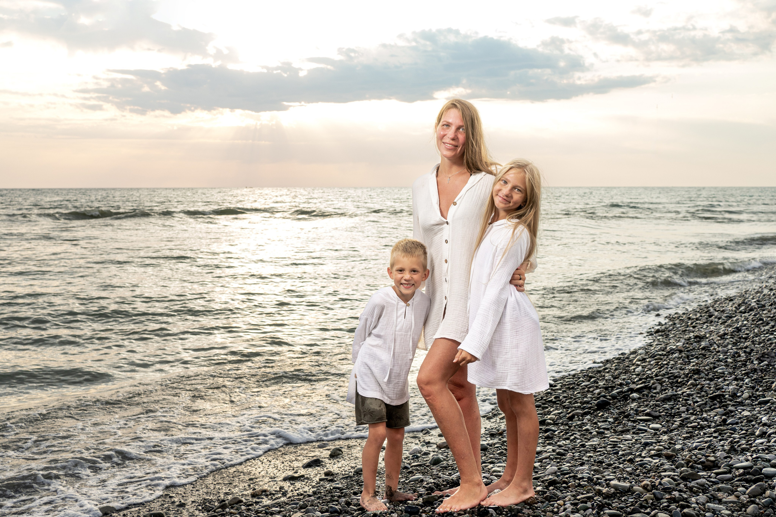 Семейная съемка на море на закате. Фотограф в Сочи Тиунова Маргарита и Тиунов Евгений