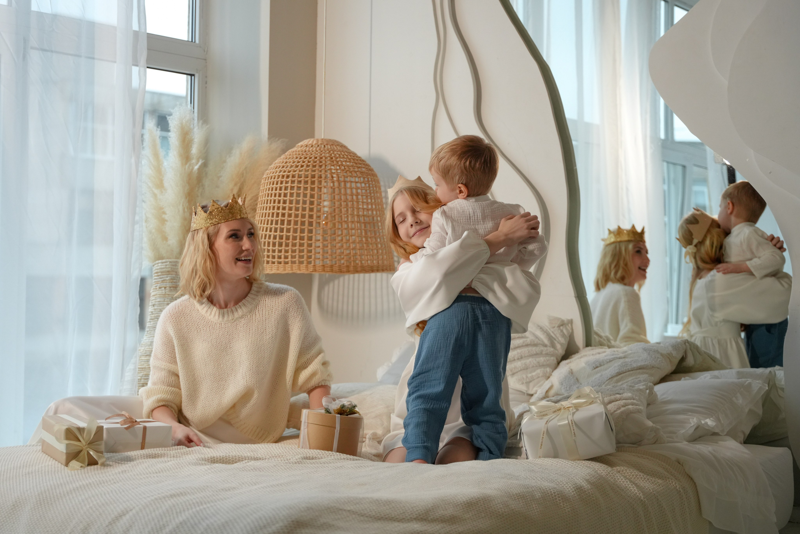 Семья весело смеется и общается в процессе фотосессии, наслаждаясь семейным временем и новогодним настроением