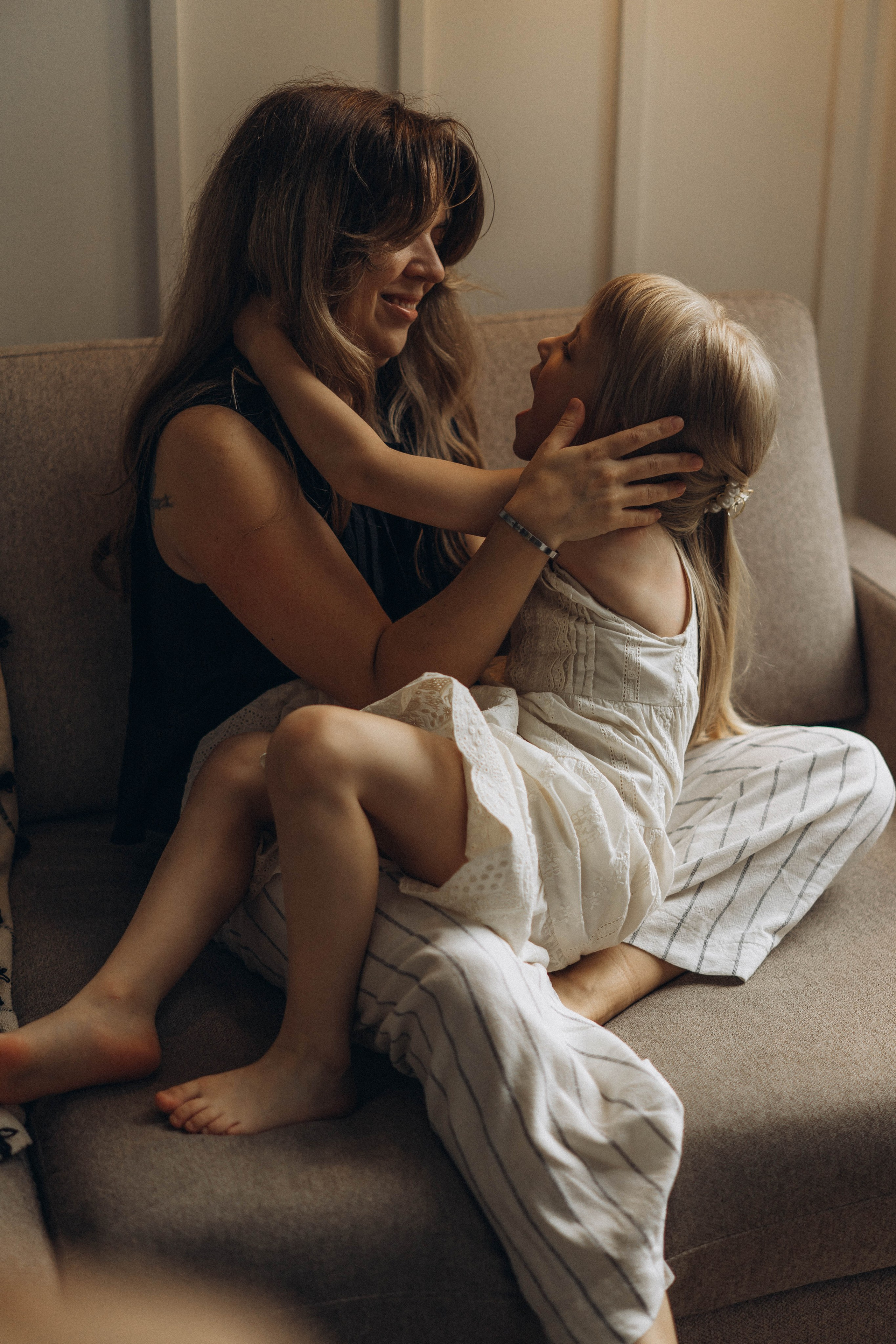 Фотосессия домашняя мама и дочка. Фотограф Екатеринбург Кокшарова Александра