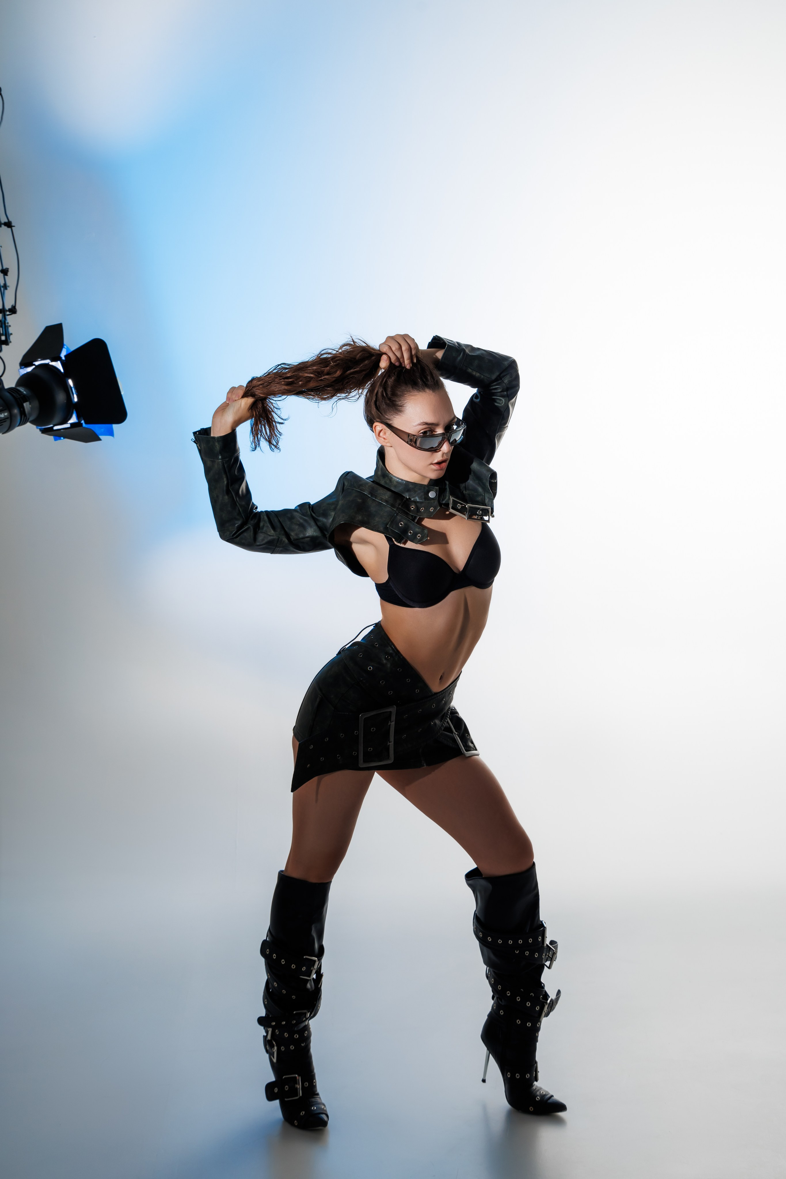 Фотосессия танца с разноцветным светом в профессиональной студии