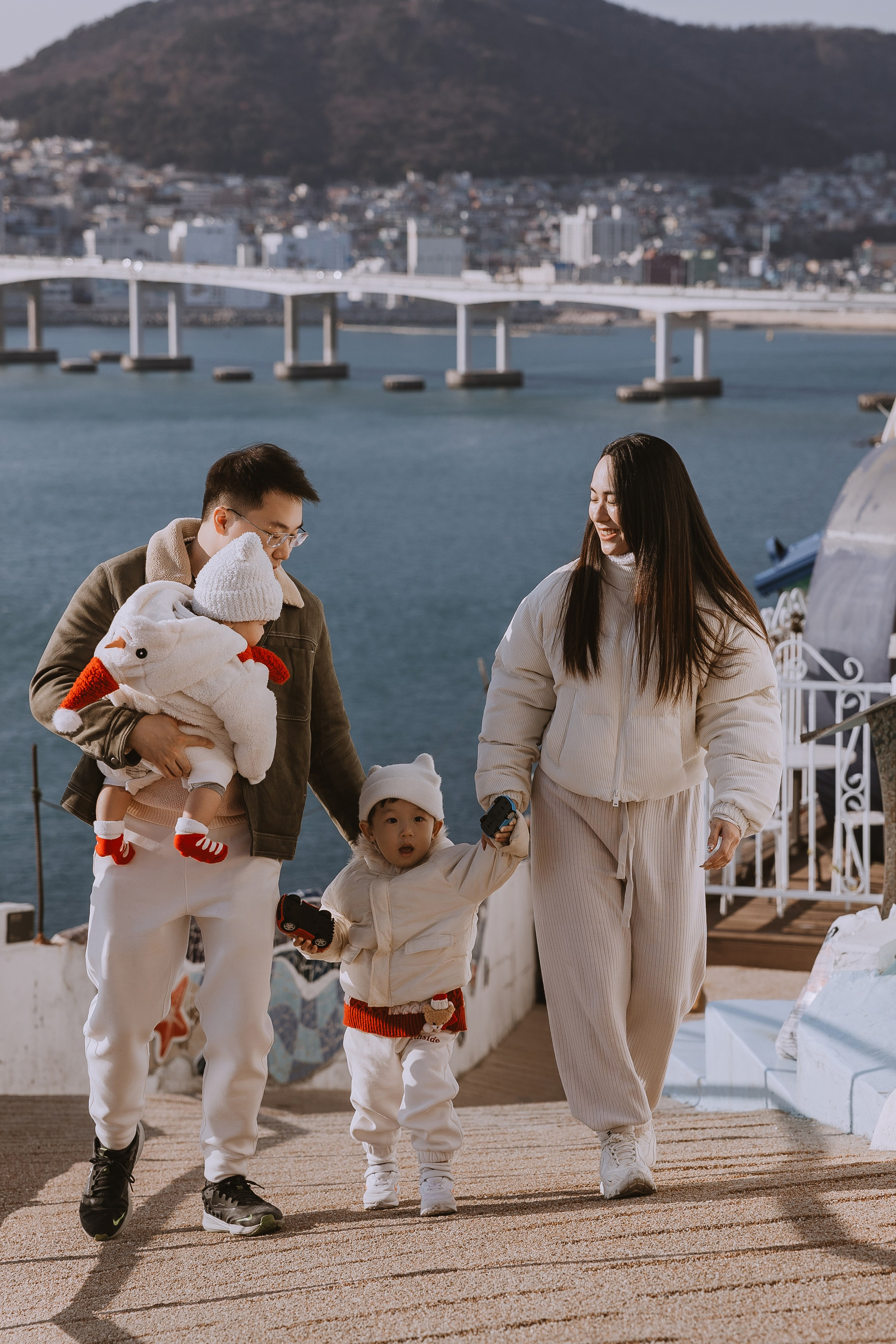 Семейная прогулка в Пусане. Зимняя фотопрогулка по Пусану. Фотопрогулка в Пусане. Семейная прогулочная фотоссесия. Фотосессии в Пусане. Фотоссесии в Корее. Фотограф Пусан. Какую одежду выбрать для фотосессии зимой. 