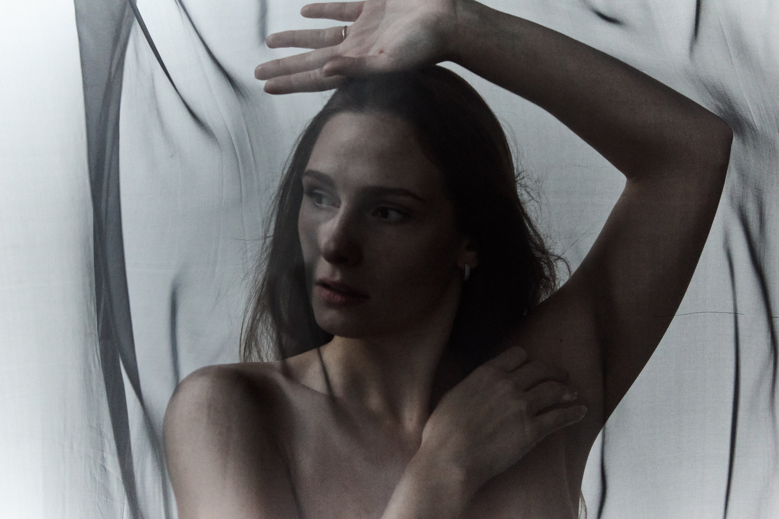 необычная портретная фотосессия в студии с тканью