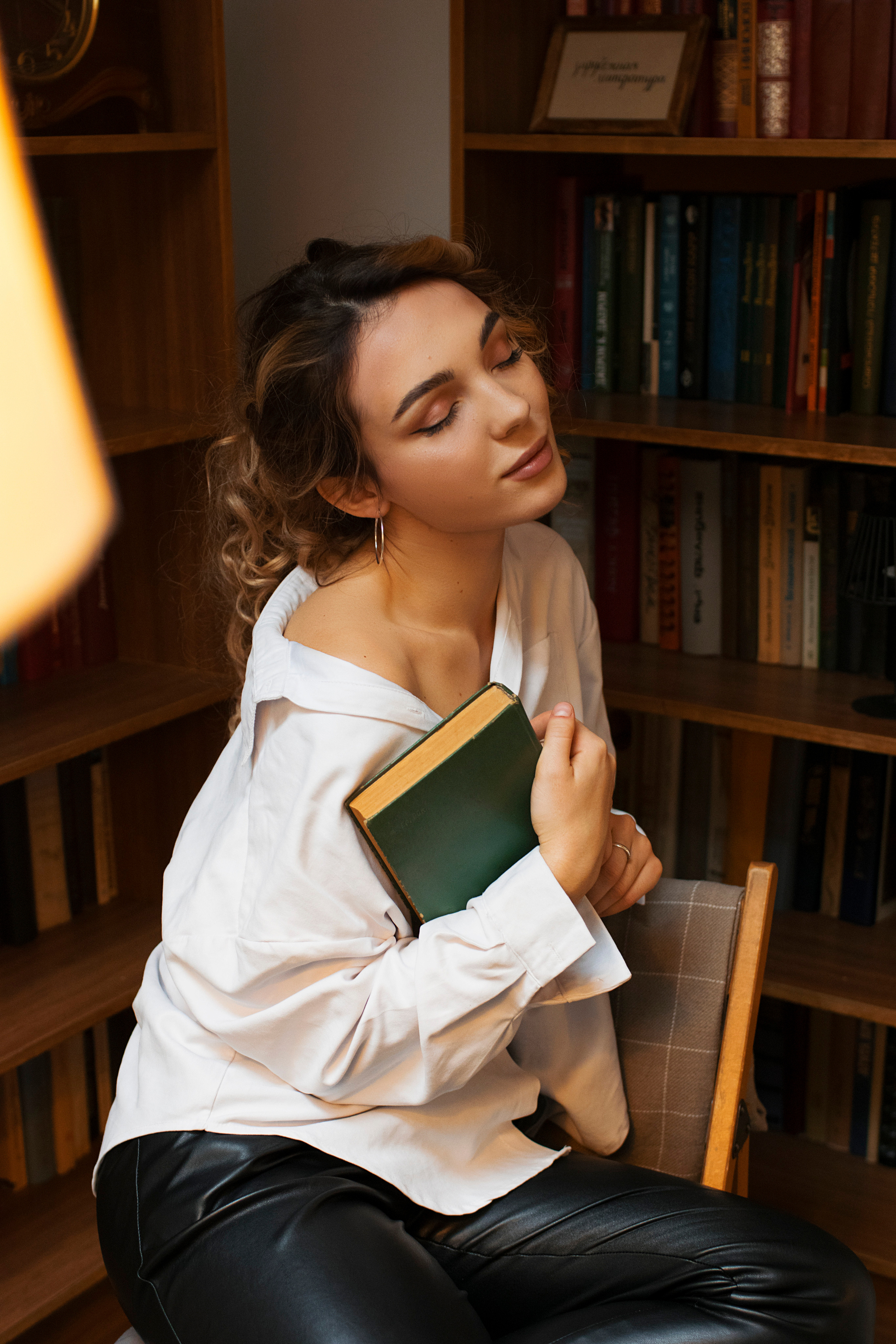 Деловая фотосессия в библиотеке. Фотосессии в Ростове-на-Дону. Мария Роскошная