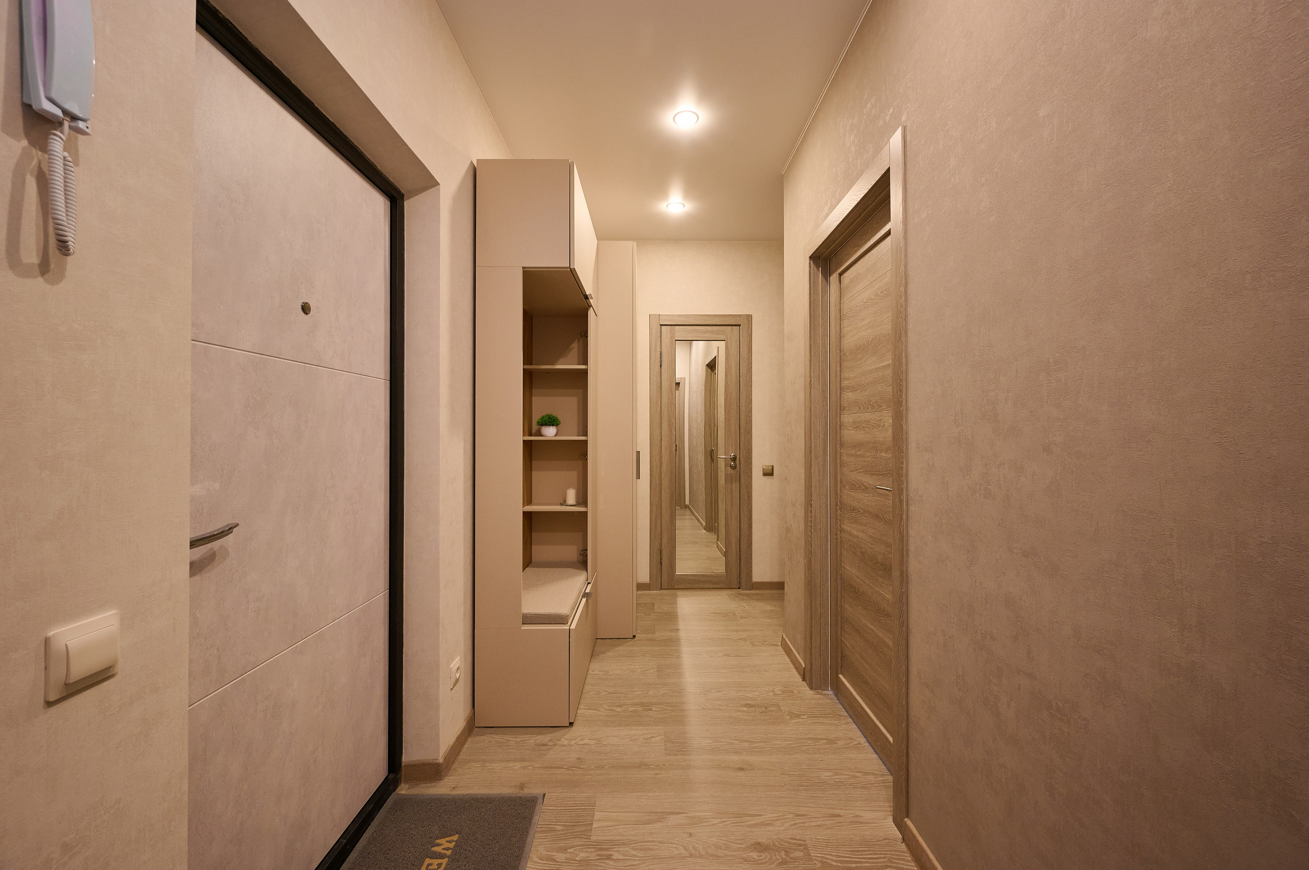 коридор бежевые стены белая входная дверь 