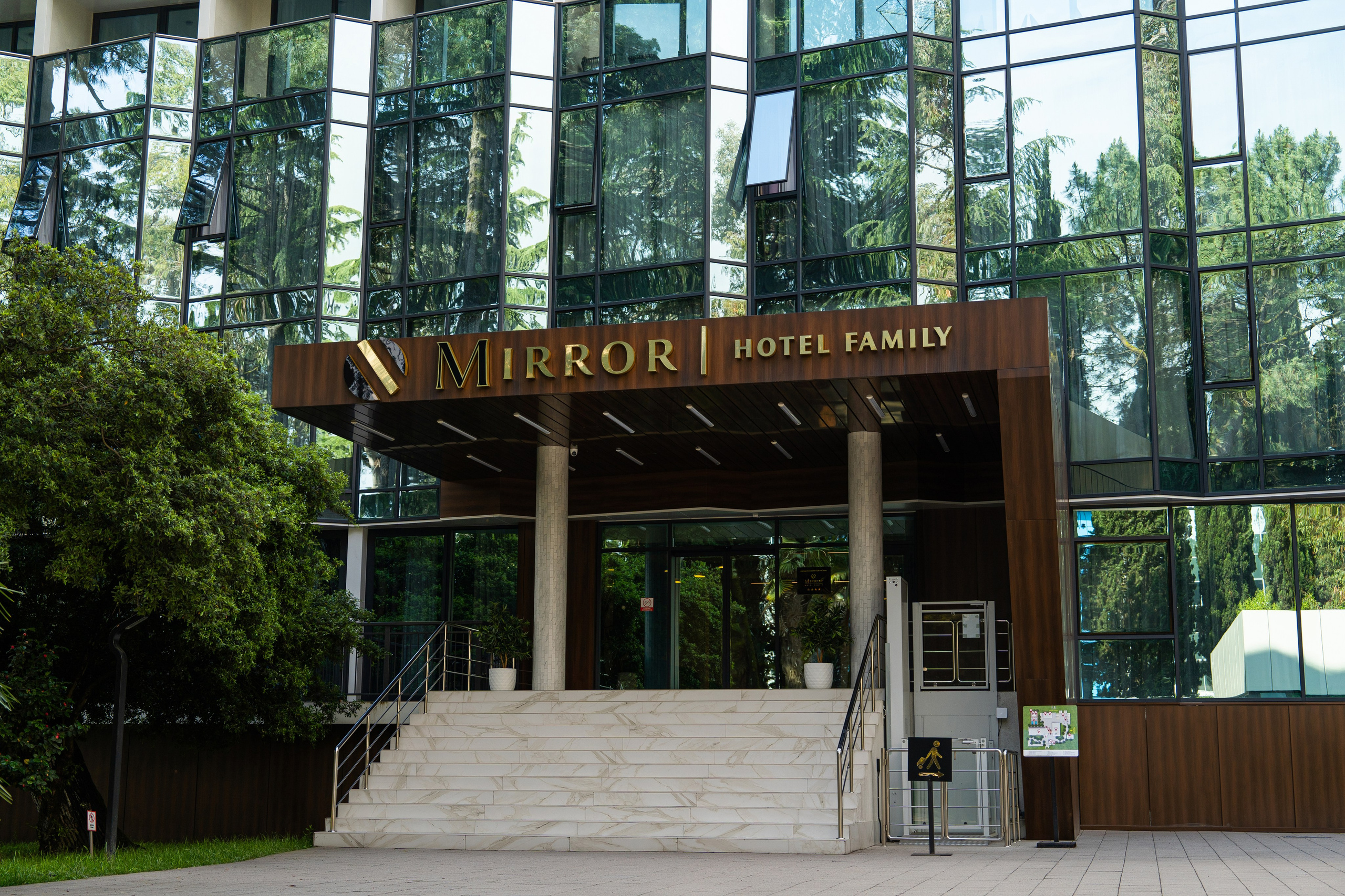 Mirror 4*. Фотограф и видеограф Елена Хмелевская