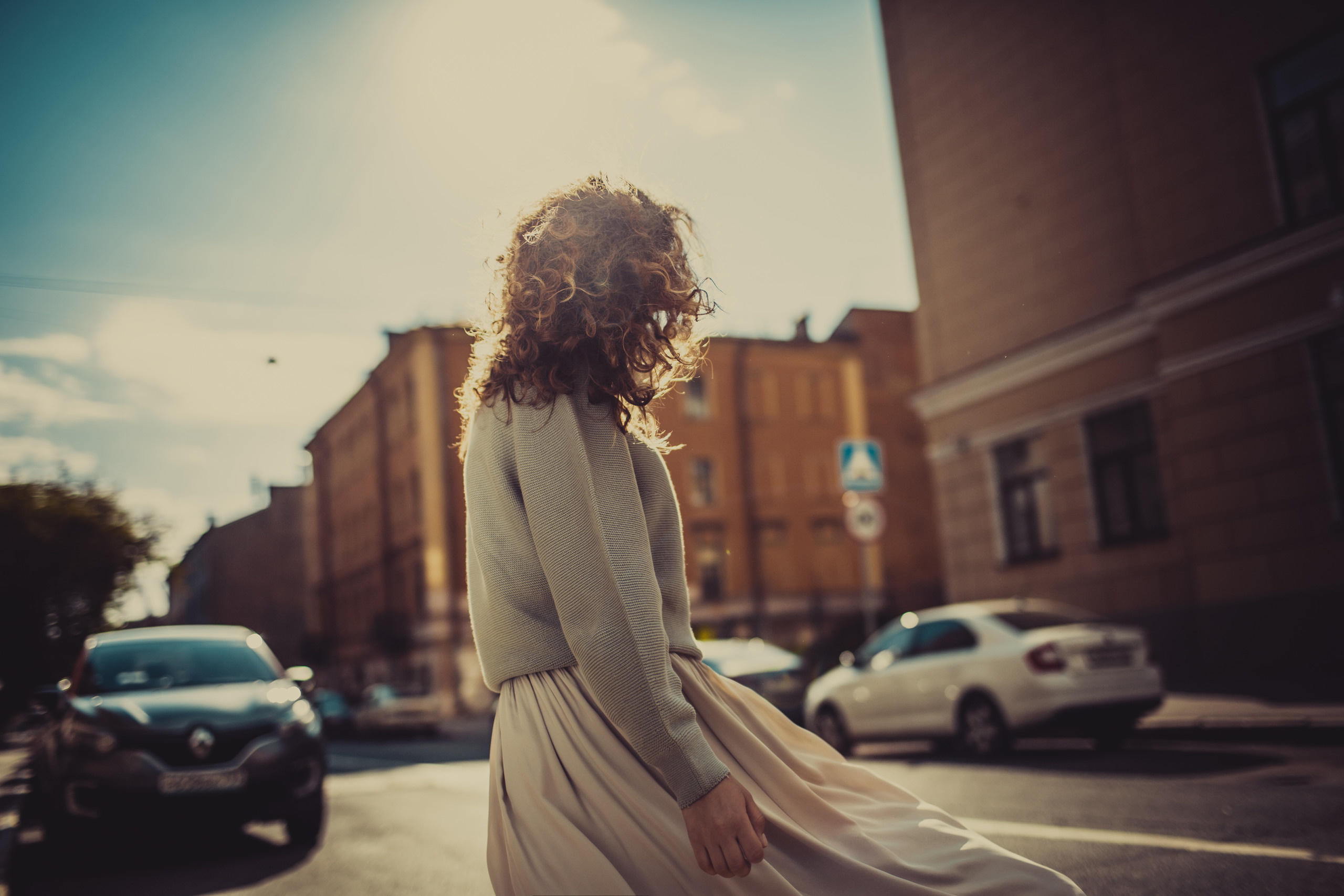 солнце сквозь кудри девушки на улице