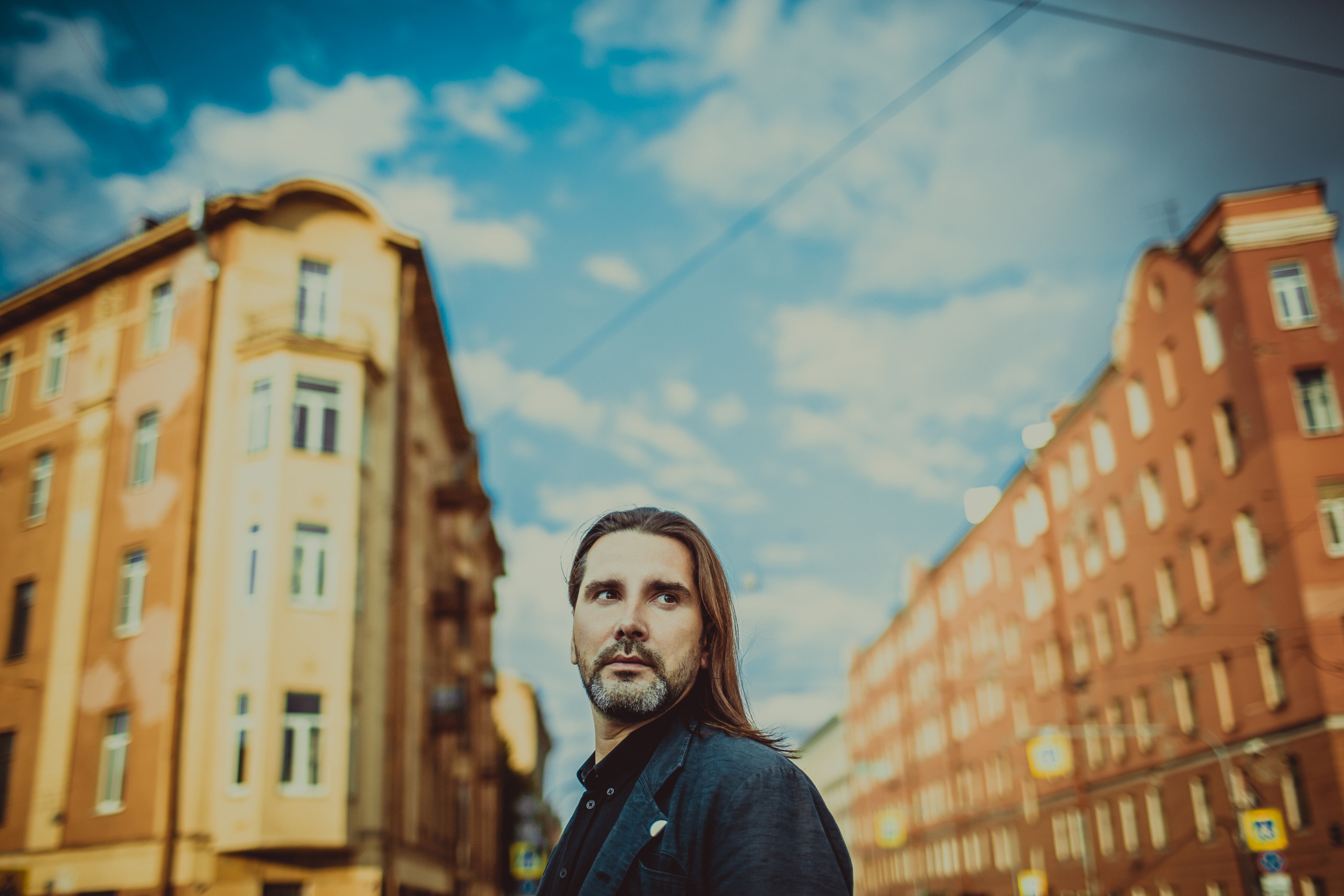 мужчина между домов на углу Фонтанки и Грибоедова