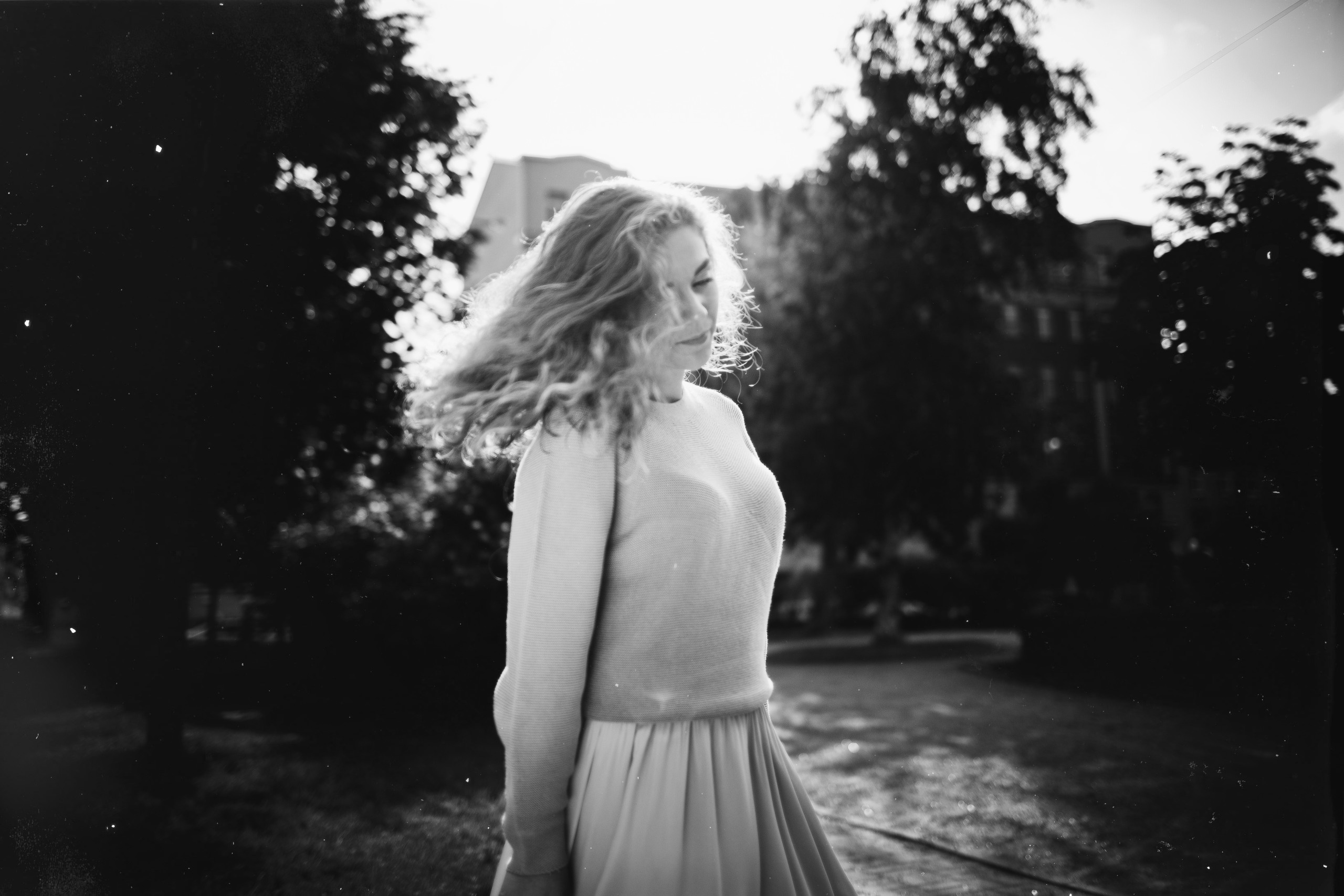 прогулка девушки в белом по городу в солнечный день