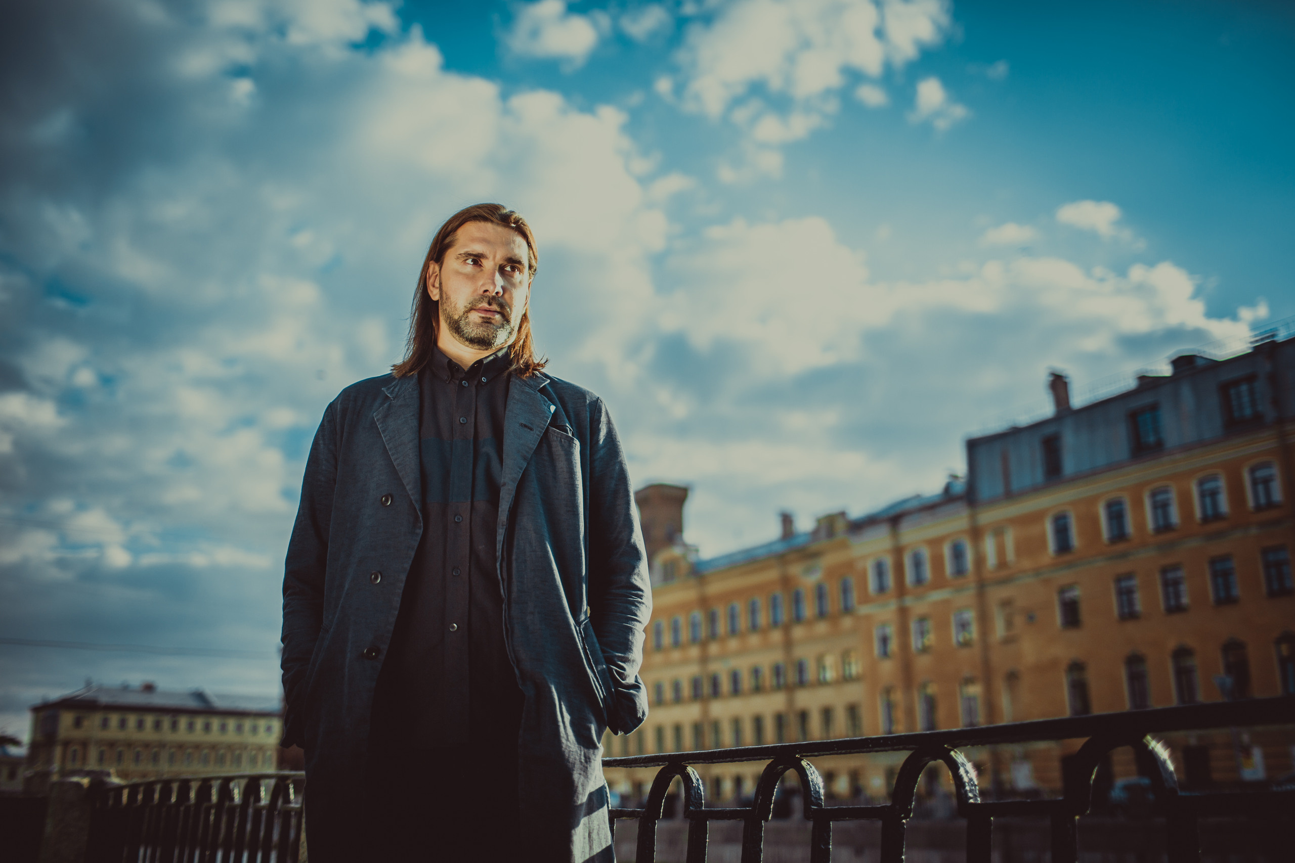 мужчина на набережной Фонтанки на фоне неба