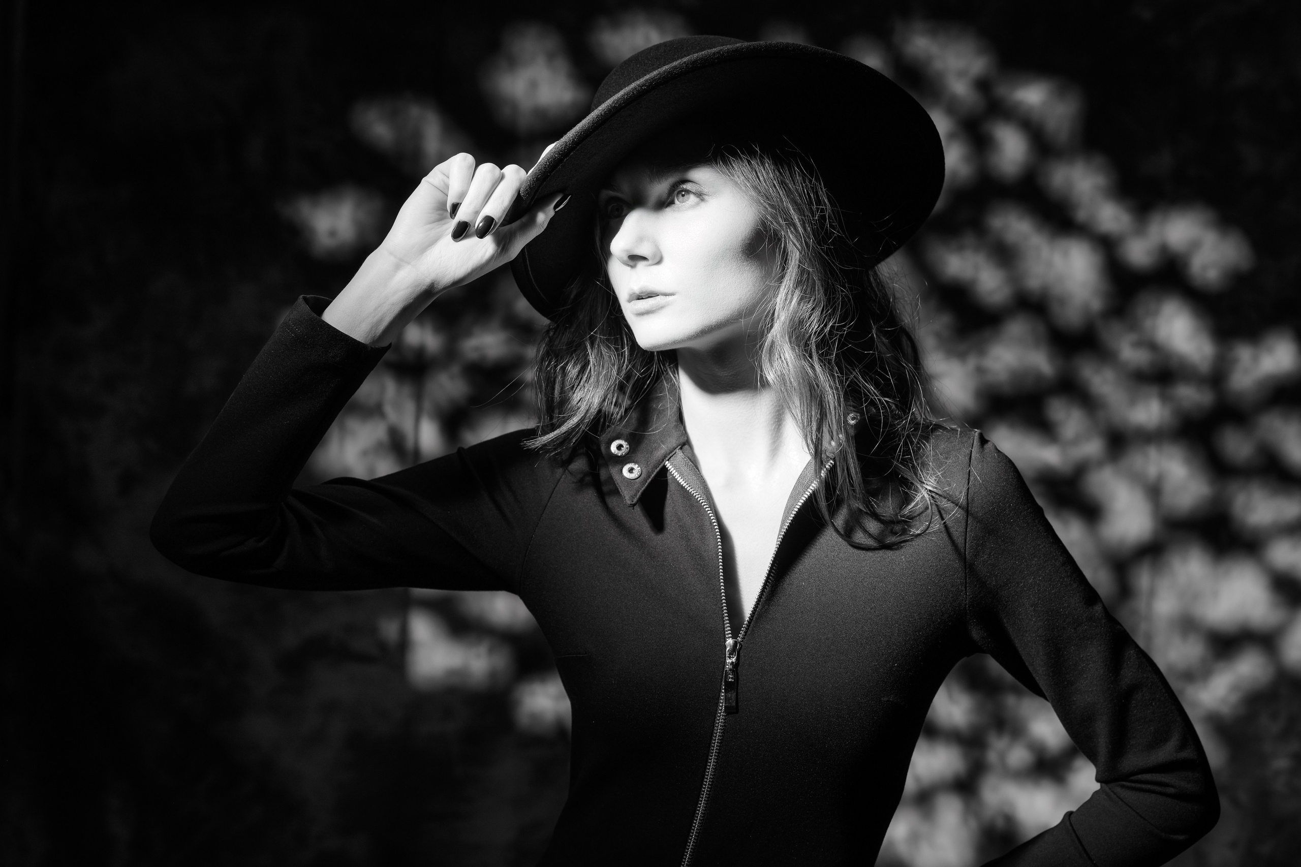 Стилизованная фотосъемка под Голливуд. Вариация. Девушка в шляпе. Маска Габо. Постоянный сточник света с  линзой Френеля