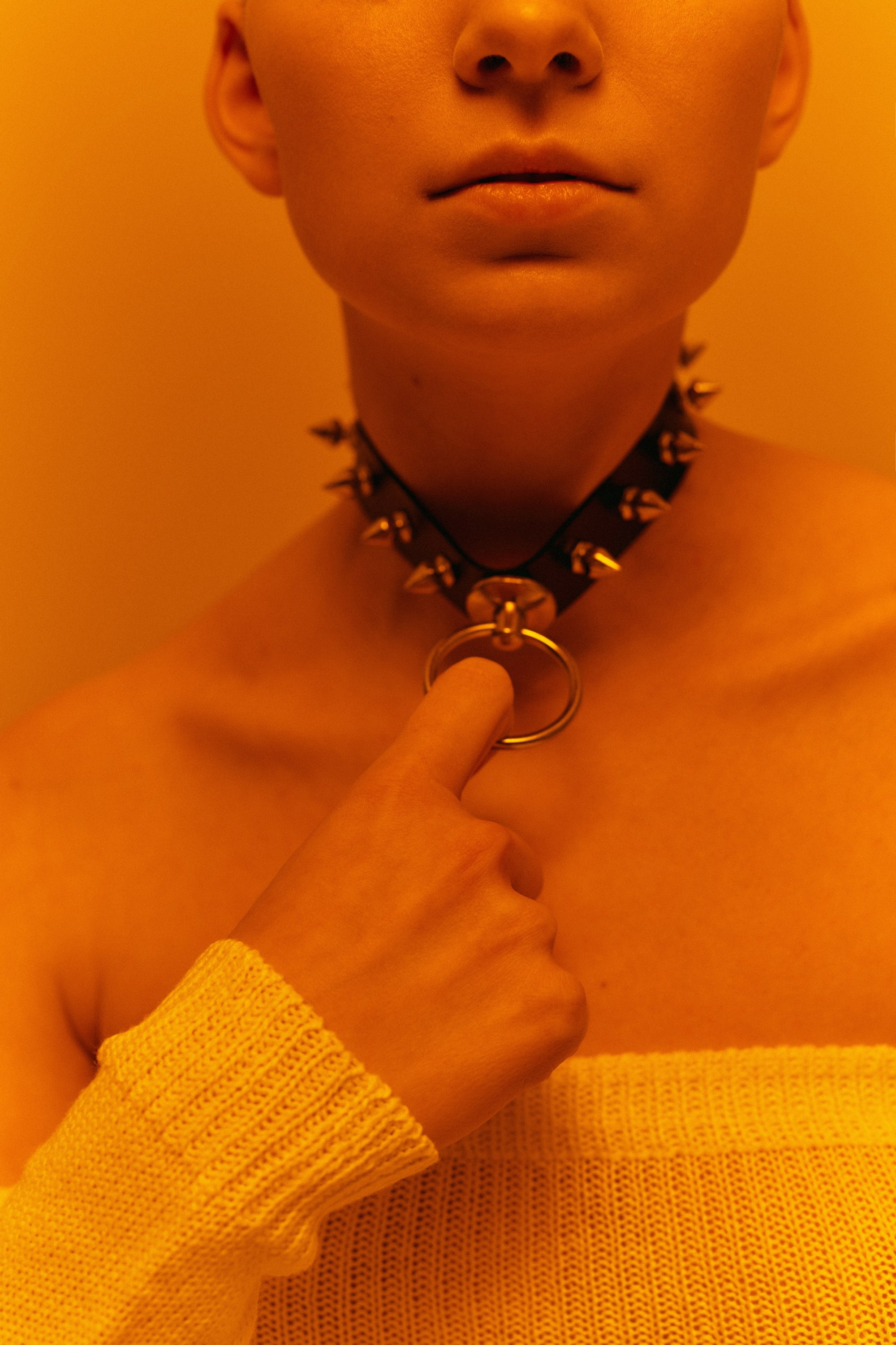 Фотограф в Москве Калагина Светлана - профессиональная съемка дерзкого лукбука для брендов в студии. Девушка в кожаном чокере с шипами