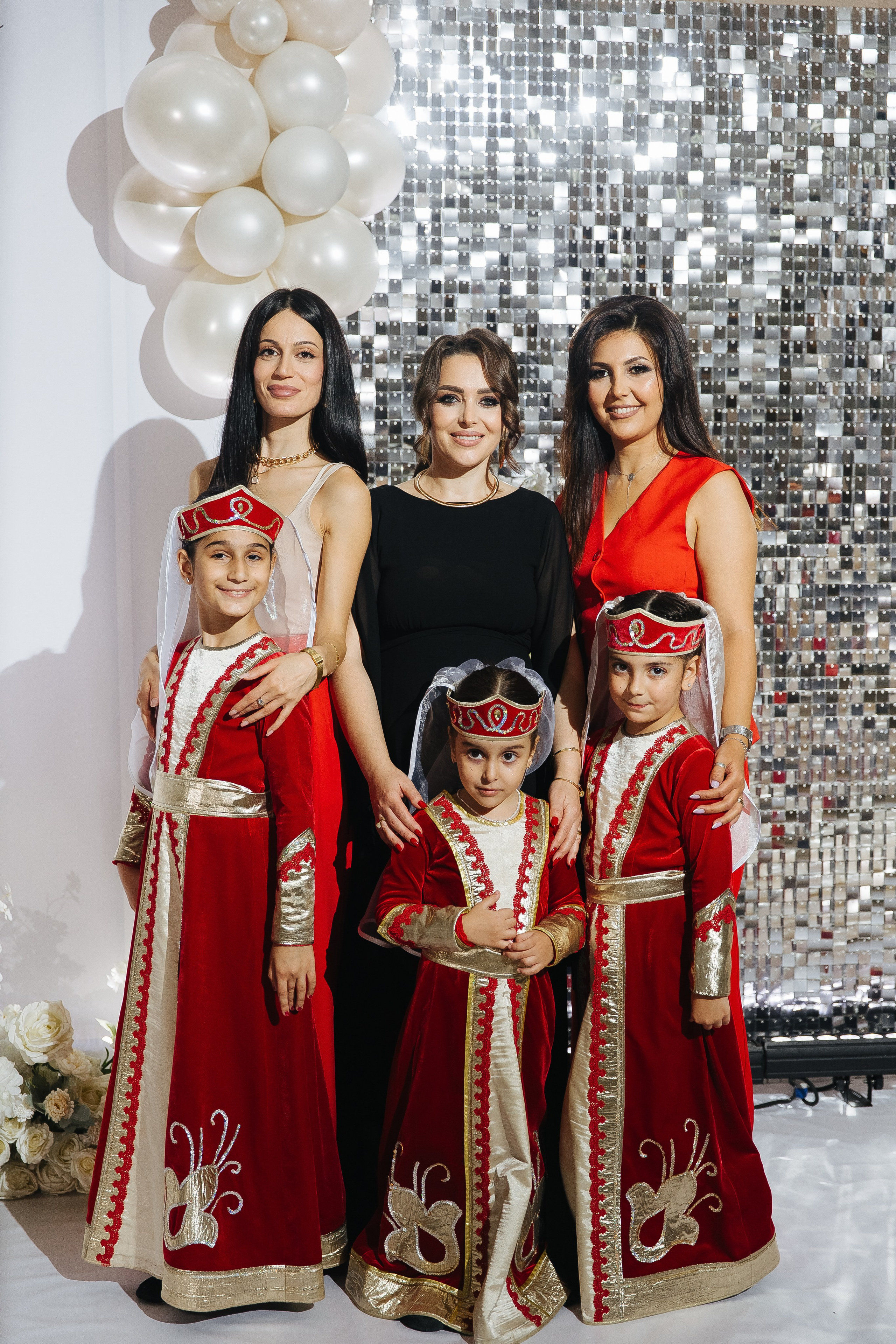 Ани и Назели. 35&5 День рождения, «Янтарь». Фотограф в Красноярске Надежда Воскресенская