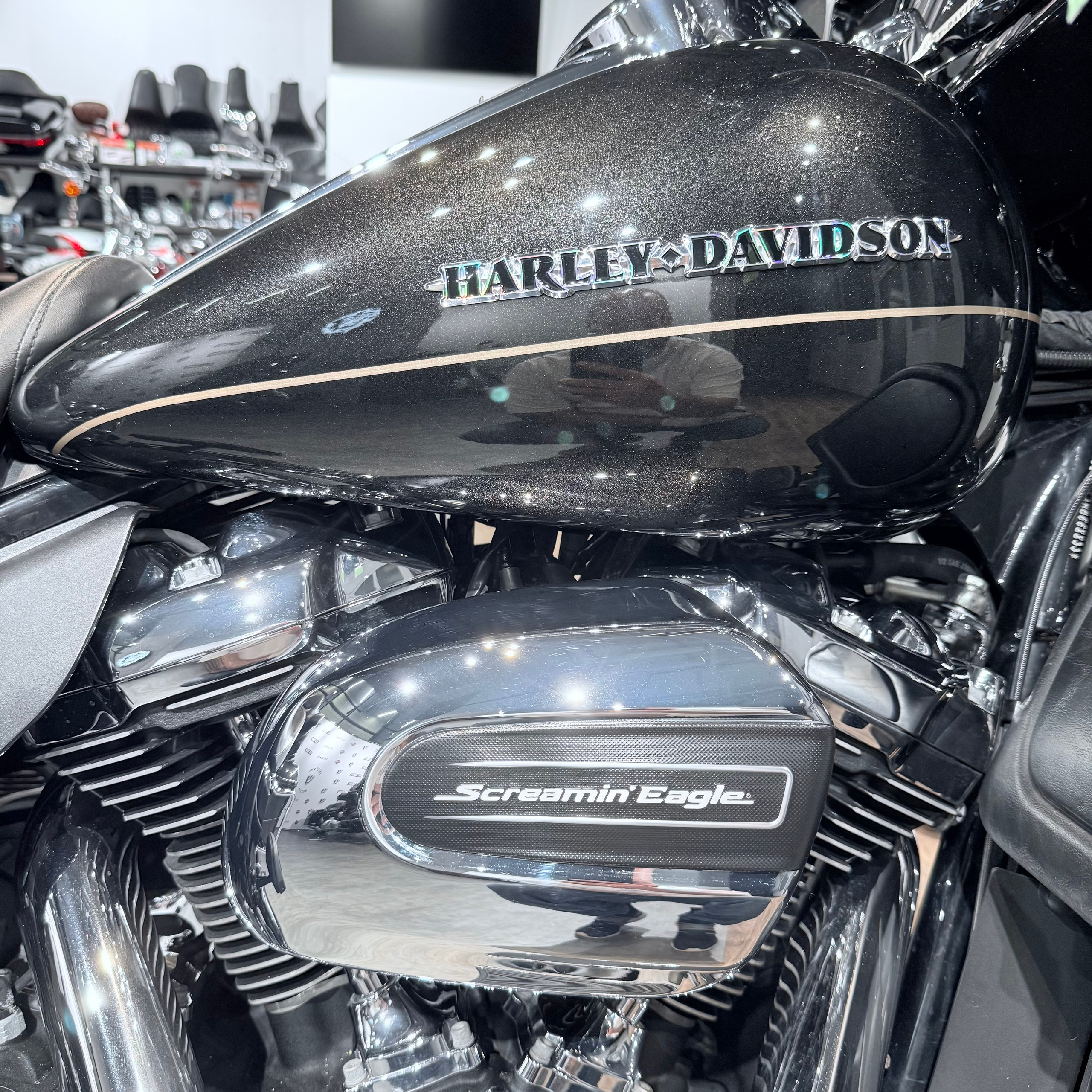 Купить Harley-Davidson 2017 Electra Glide Limited (Black Tempest) (Touring) — подробнее на сайте. Hello Davidson, Москва. Только хорошие мотоциклы…