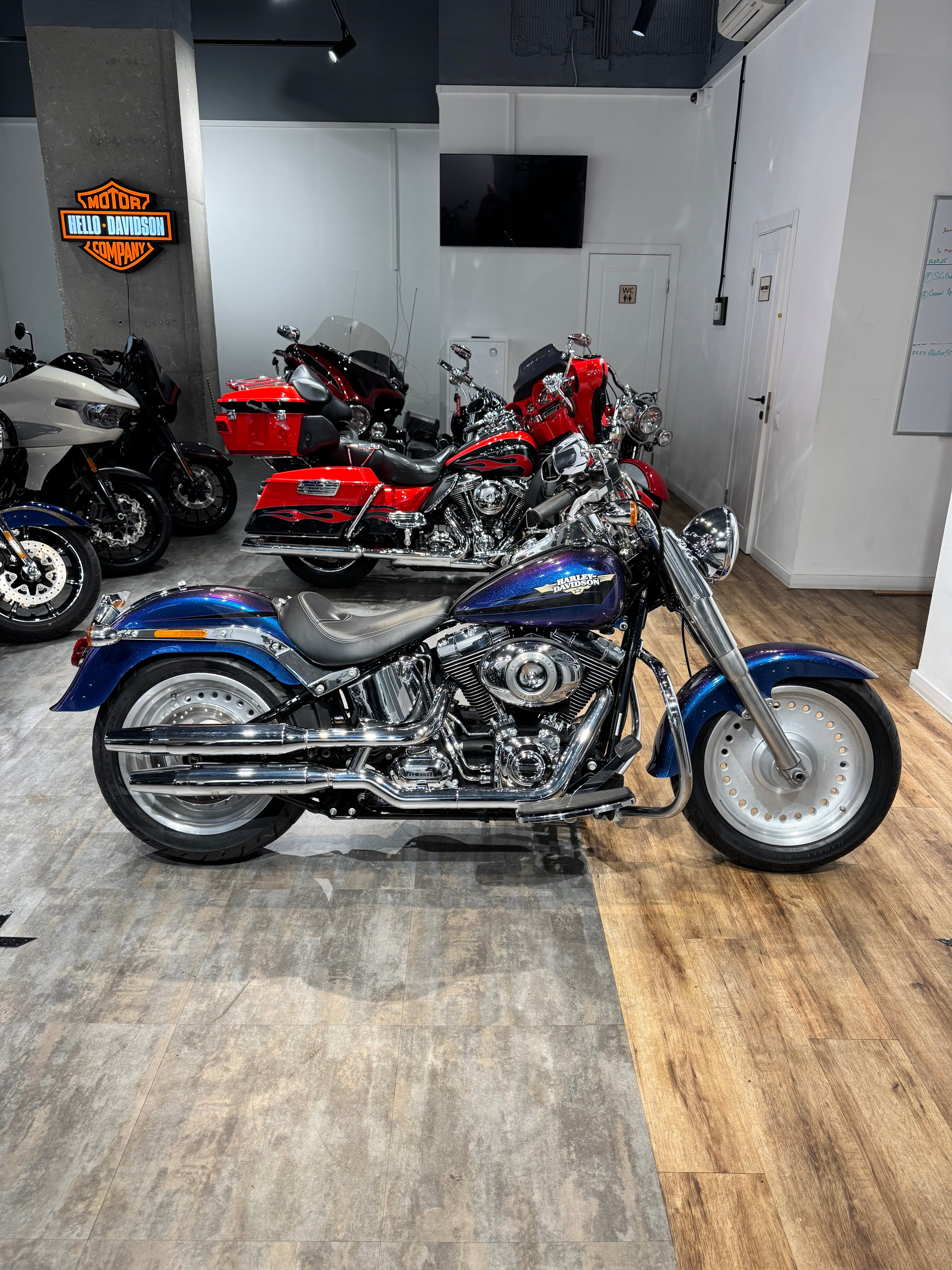 Мотоциклы Harley-Davidson 2010 Fat Boy (Flame Blue Pearl) (Softail)  — купить мотоцикл. Hello Davidson, Москва. Только хорошие мотоциклы…