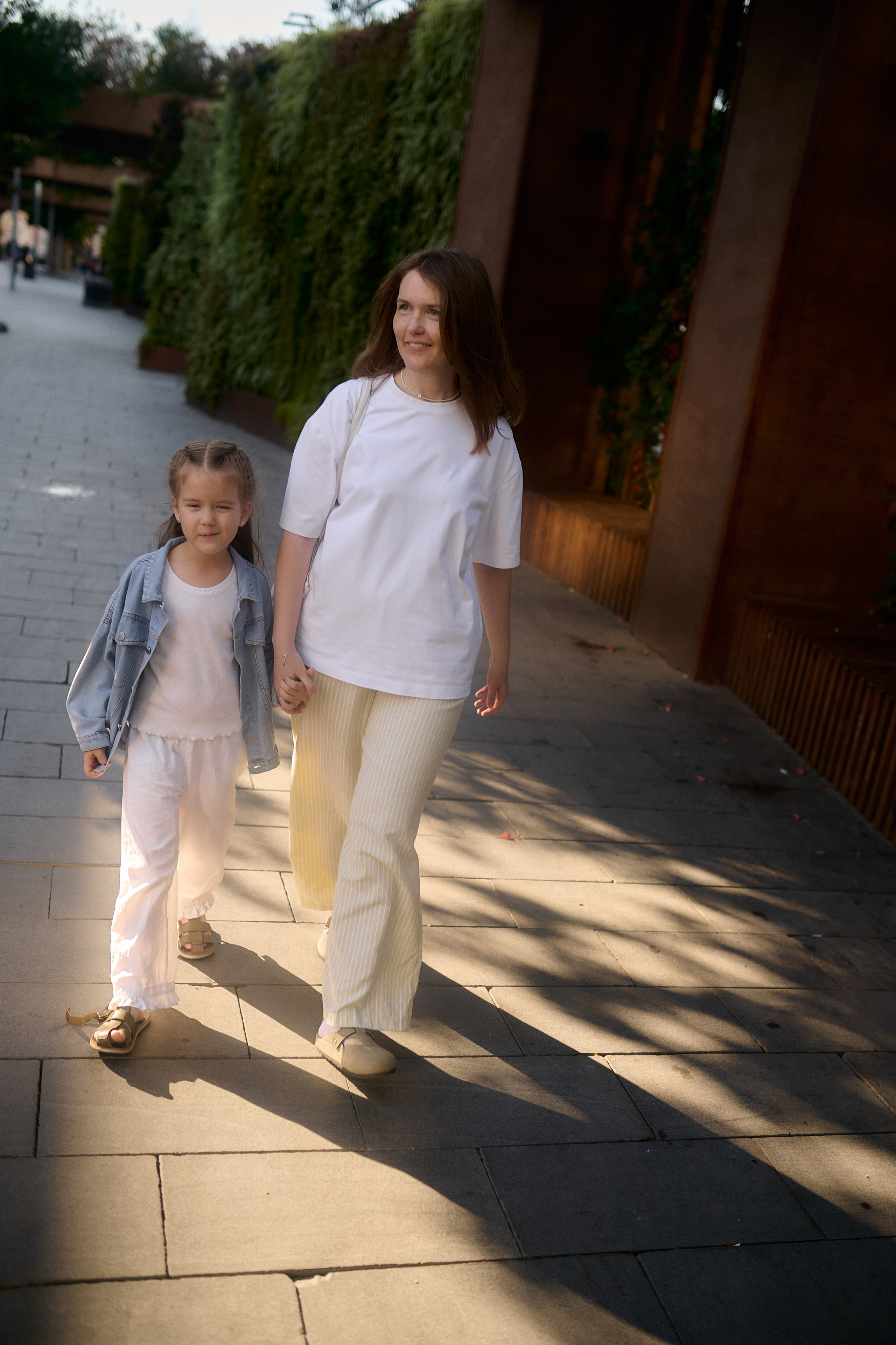Катя и Ника. Прогулка по Новому Арбату. Семейный и свадебный lifestyle-фотограф в Москве Мария Петрова