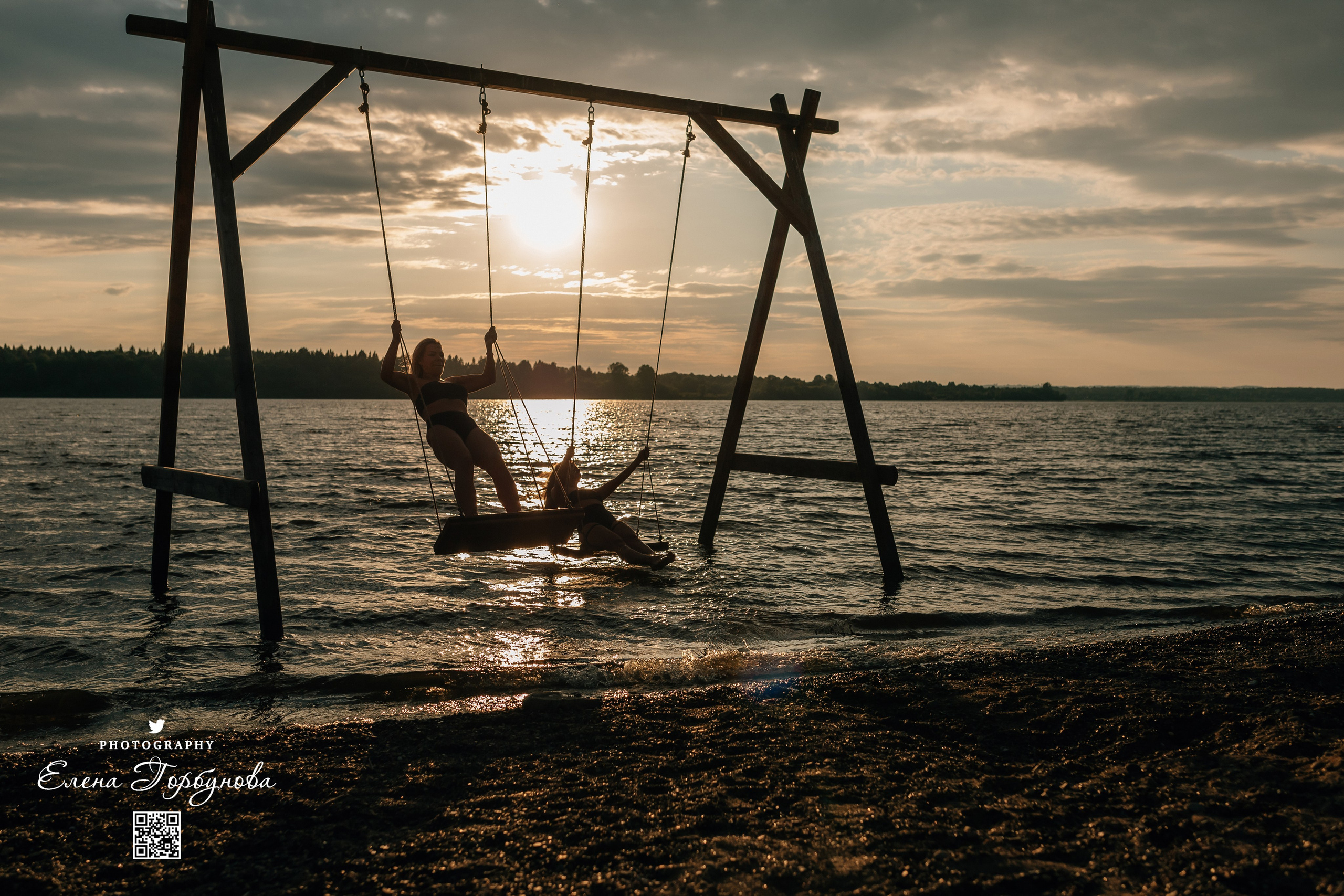 Фотосессия с черной тканью. Легкая черная вуаль летит на вертру. Фотосессия у реки черная серия с тканью. Девушка укуталась в черную ткань. Прогулка по набережной. Песок, речка, модель в черном. Качели над водой, Закат.