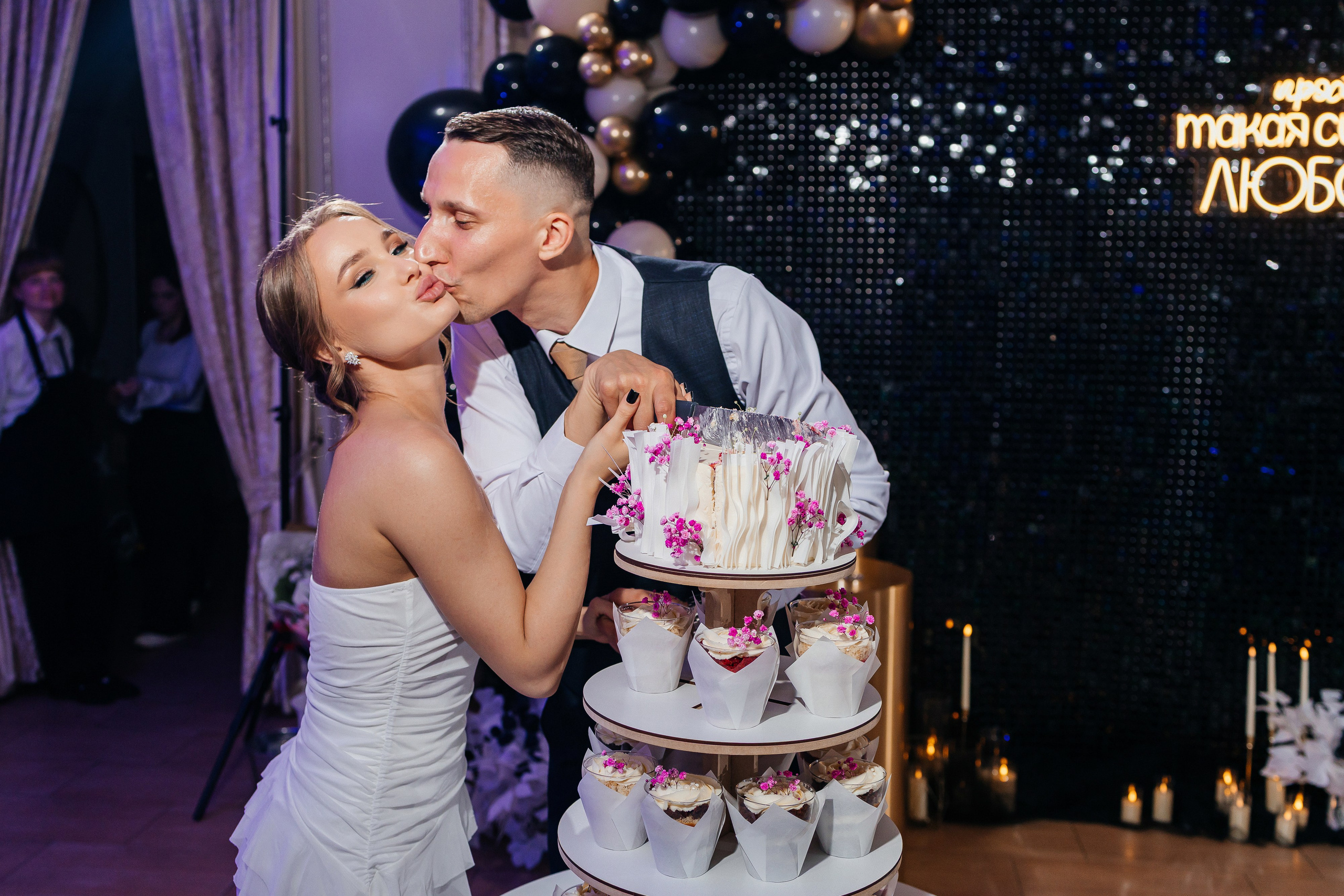 Красивый свадебный ужин в уютном ресторане. Олег Сверчков | Свадебный фотограф Вологда