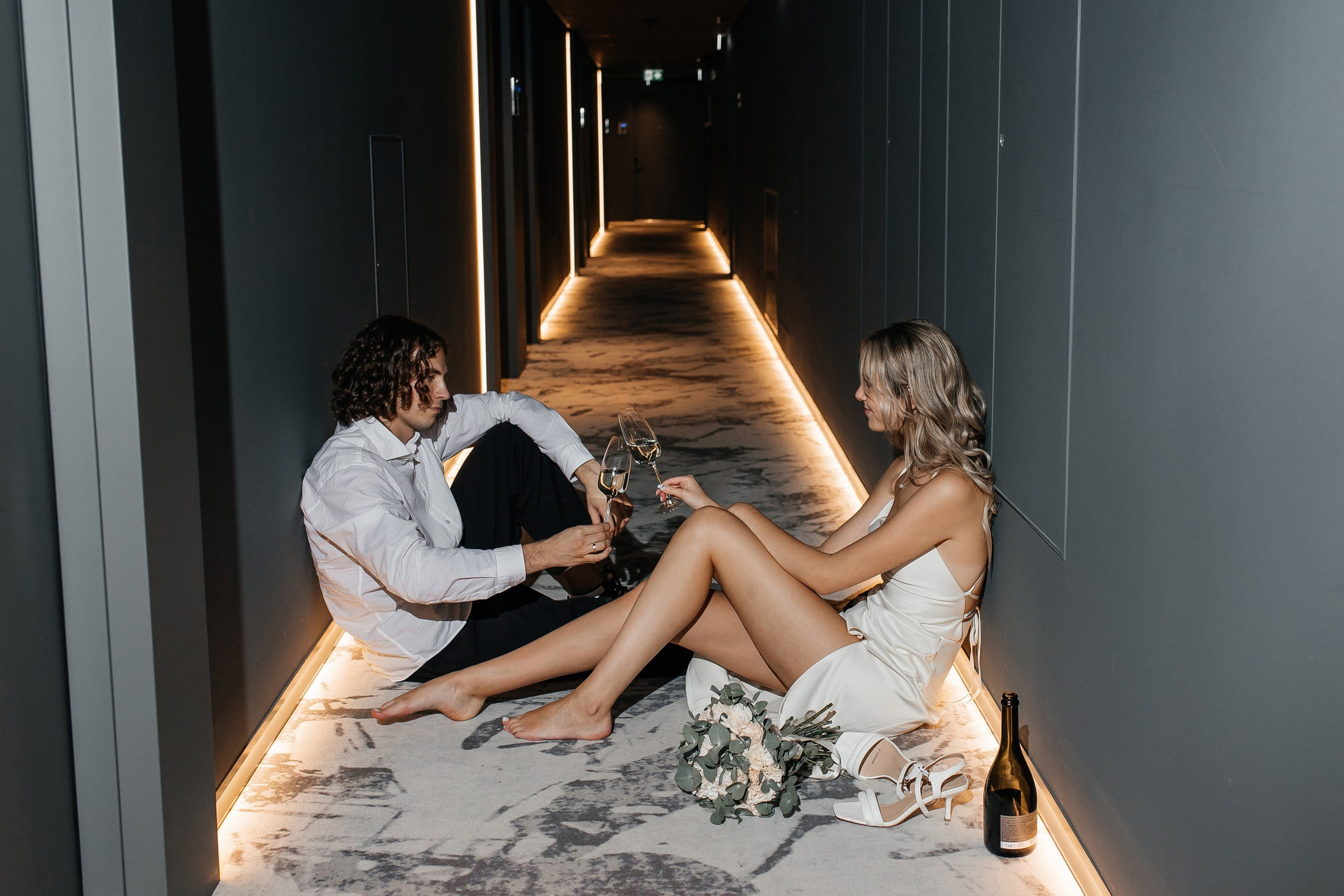 Свадебная фотосессия в коридоре отеля Movenpick Moscow Taganskaya