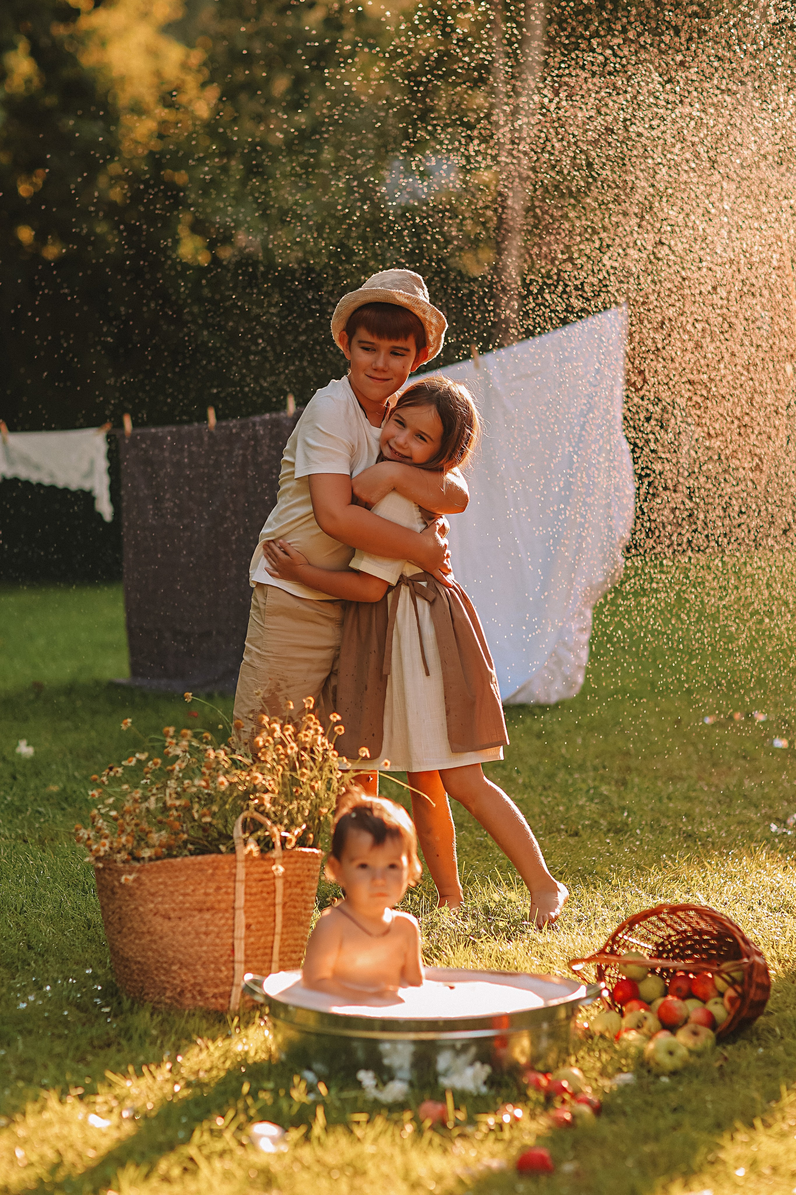 Стирка у дома. Семейный фотограф Тюмень, фотограф на роды Салмина Мария