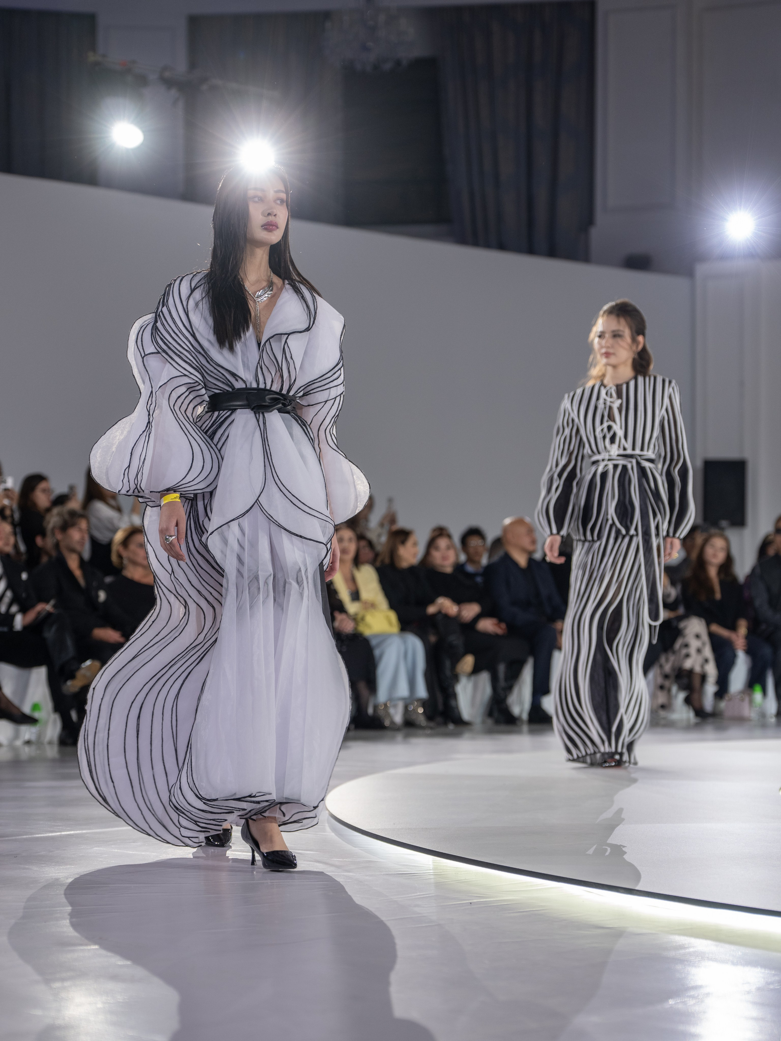 Дизайнер Arunaz. Сайт Алматинского НЮ АРТ, будуар и фэшн фотографа Дениса Карпенко