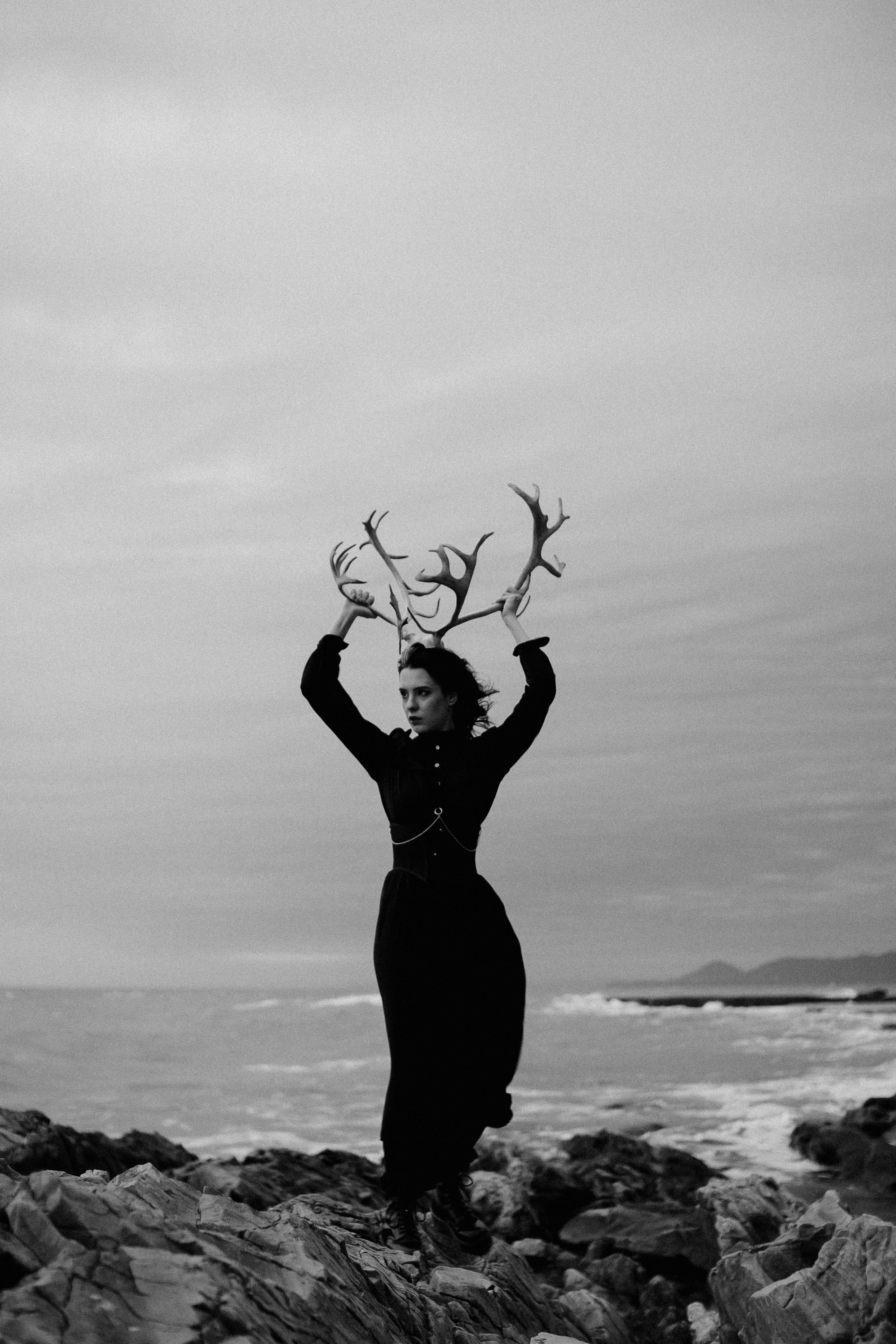 Съёмка у моря с оленьими рогами