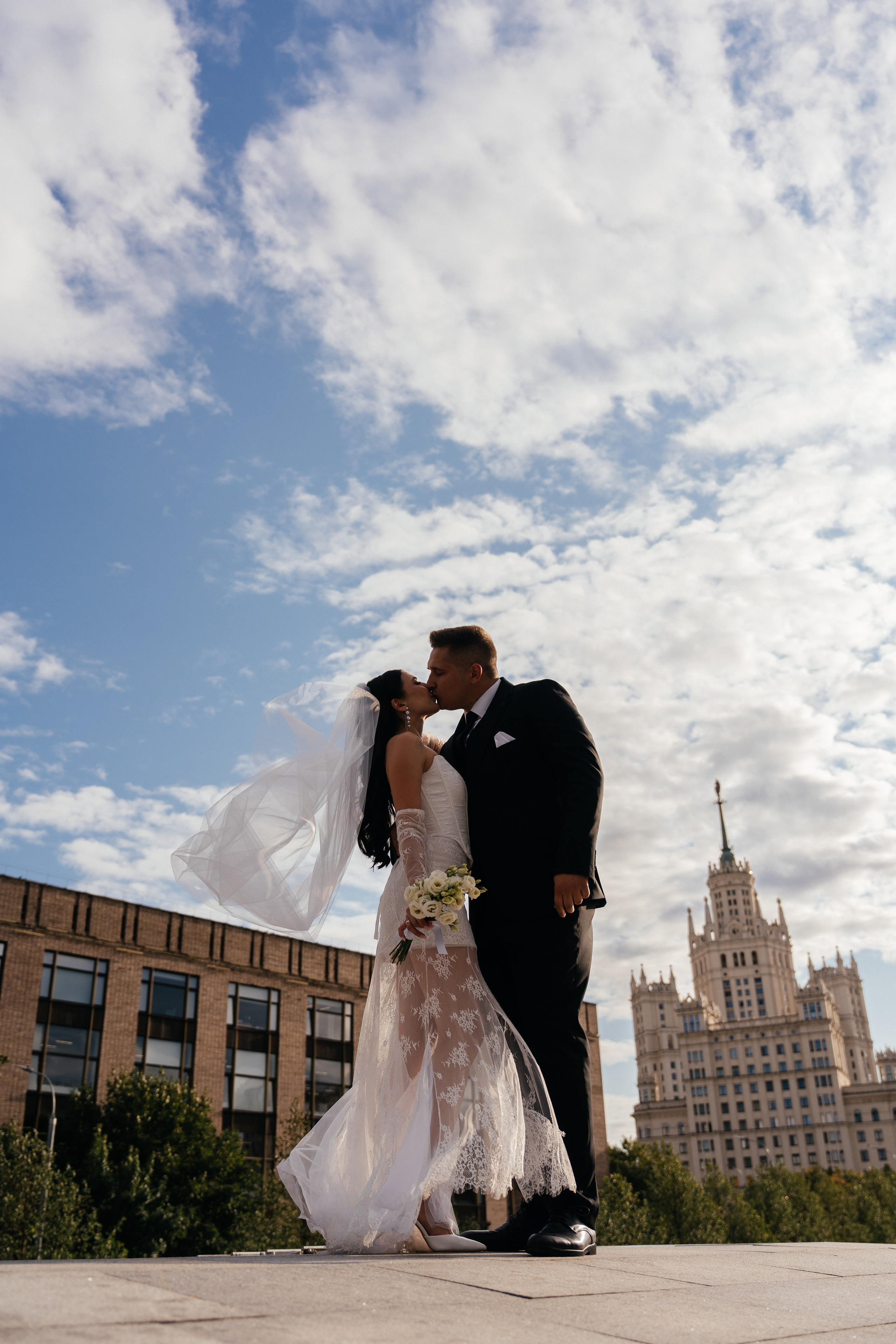 Свадебная фотосессия в Москве у высотки на Котельнической набережной. Свадебный фотограф в Москве Анна Полушина