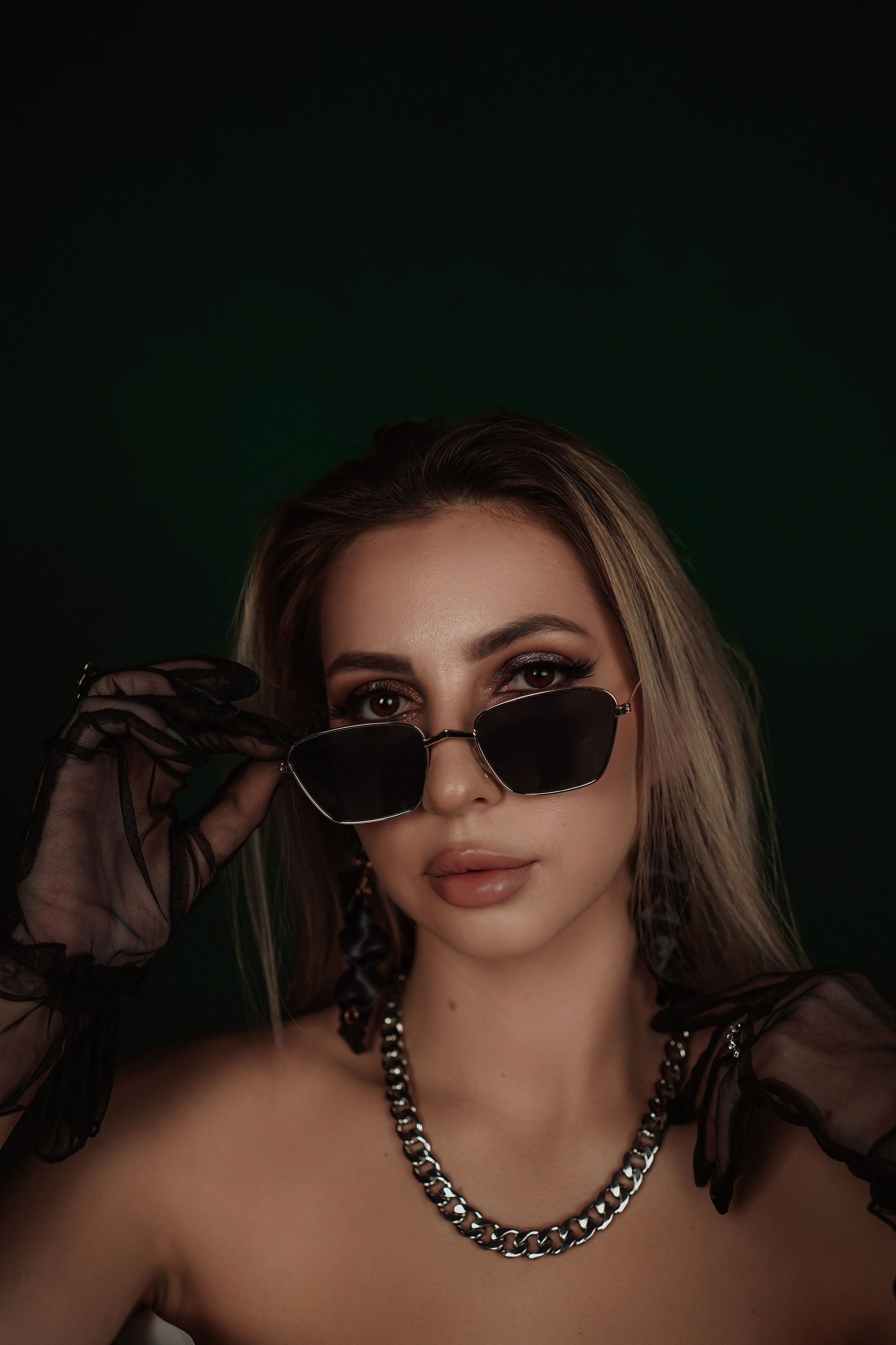 Фотостудия Рафинад. Женский фотограф Новочеркасск, Ростов-на-Дону, Шахты. Девушка в газете. Свадебный фотограф в Ростове-на-Дону. Таинство Крещения и Венчания, семейные фотосессии. Алёна Чёботова