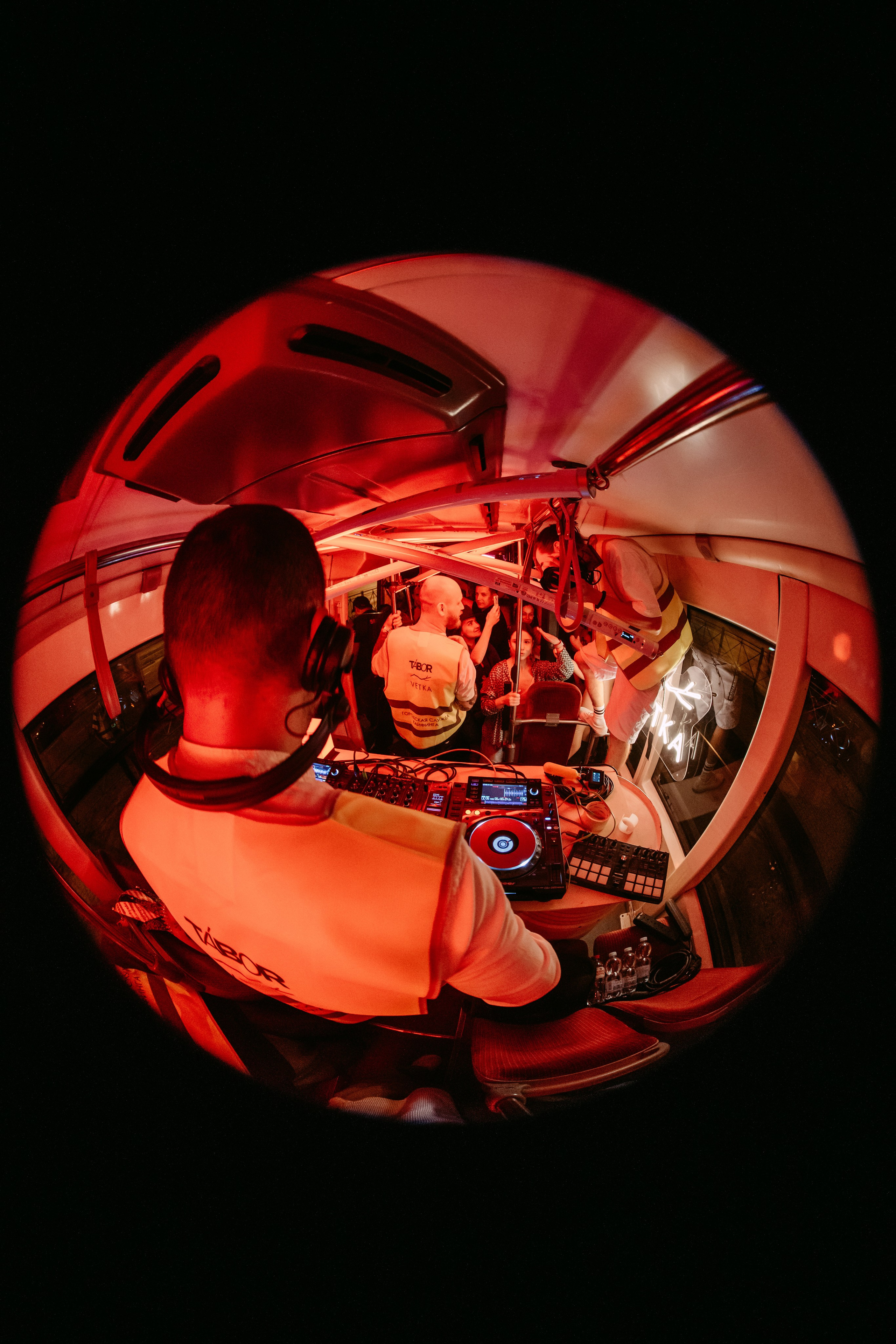 Вечеринка в трамвае / 2024. Саша Копылов, фотограф в Казани