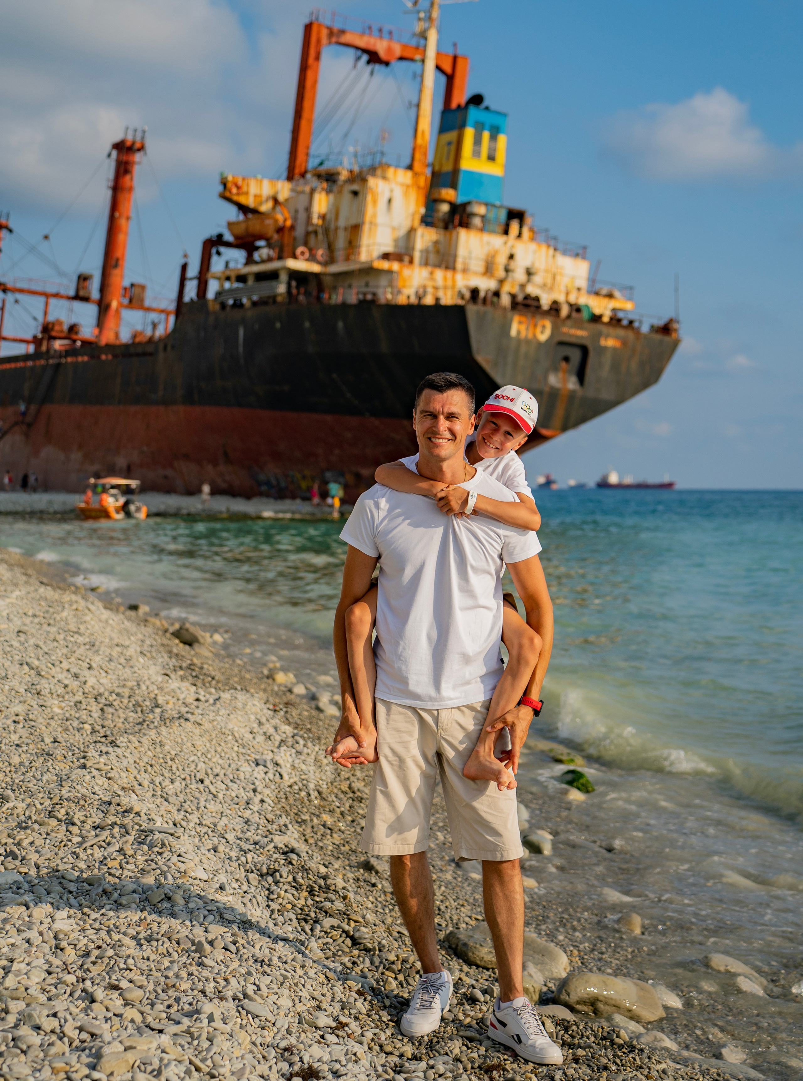 Фотосессия-поход к сухогрузу Рио. Семейный и детский фотограф Екатерина Черняева. Снимаю портреты, love story, фотопрогулки, работаю на улице, в кафе, студии, дома у клиента