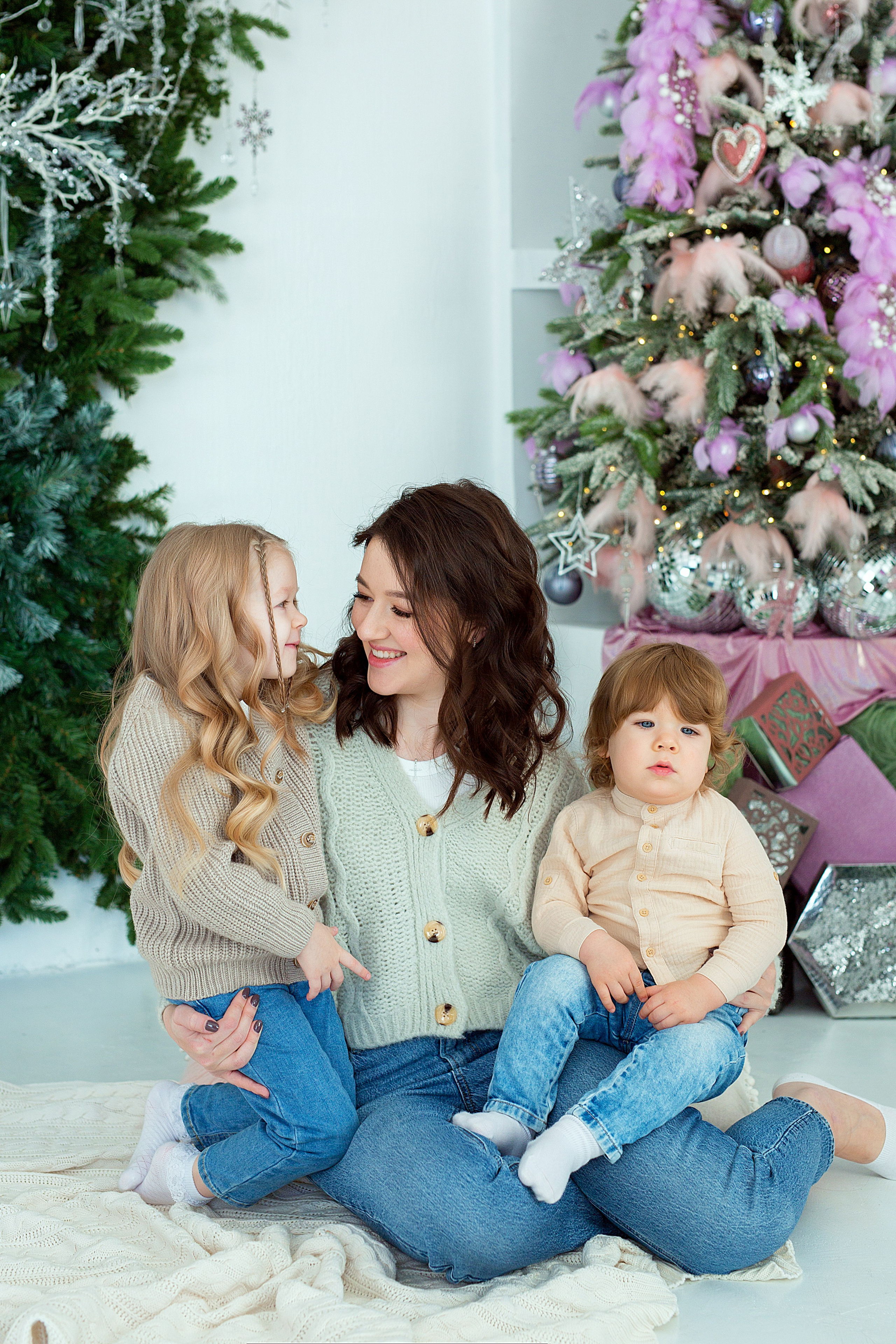 Ольга с детками в новый год. Людмила Далидович топовый семейный фотограф Находка/Владивосток