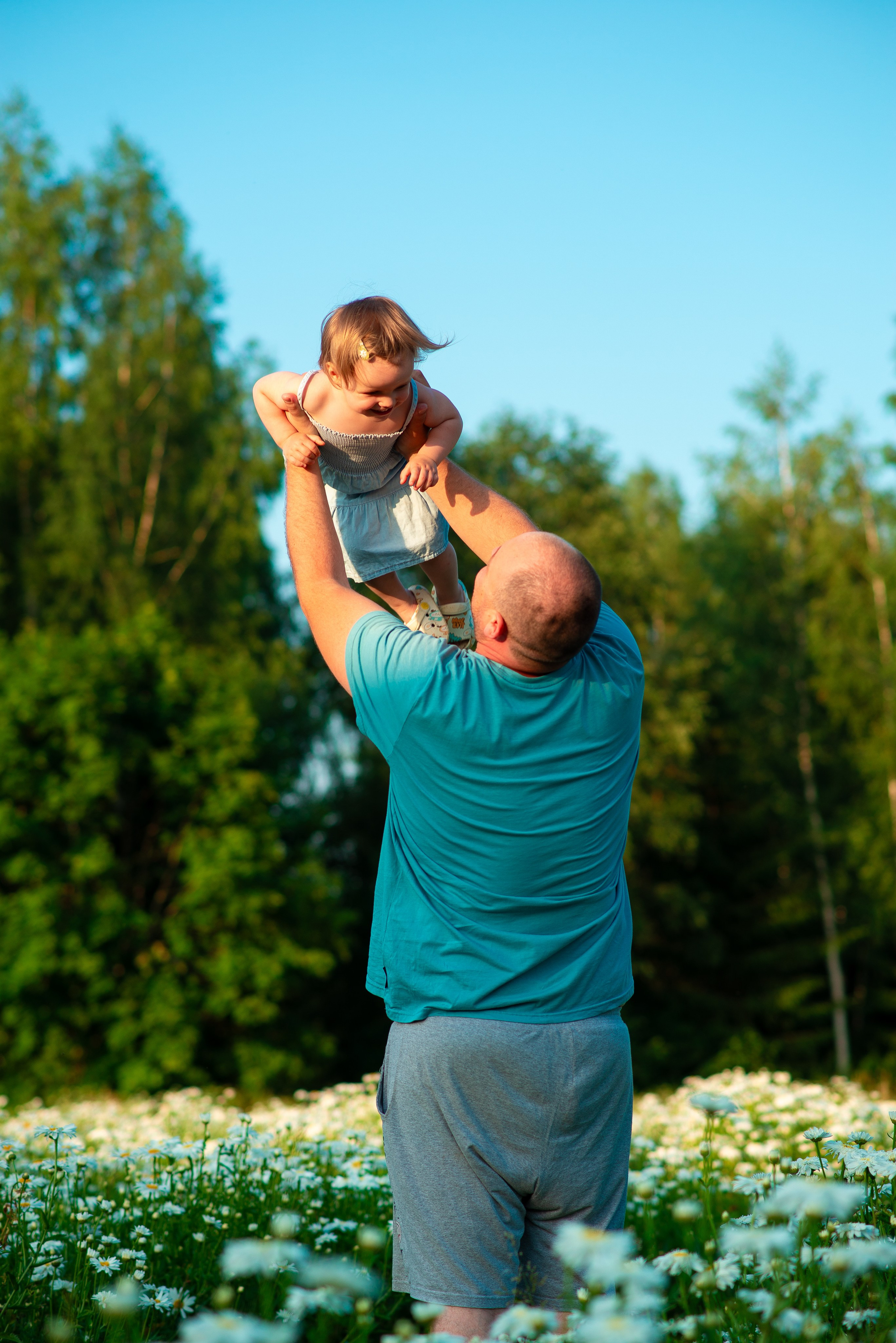 Вероника с семьей в ромашках. Семейный фотограф на выписку из роддома и крещение Минск Настя Гришук
