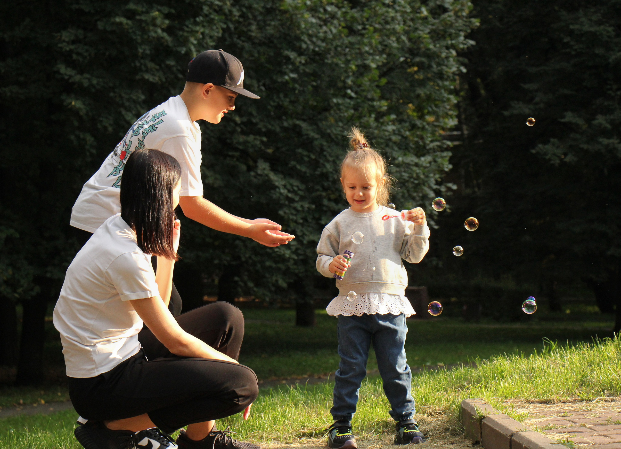 Аня с мамой на прогулке. Портретный фотограф Москва