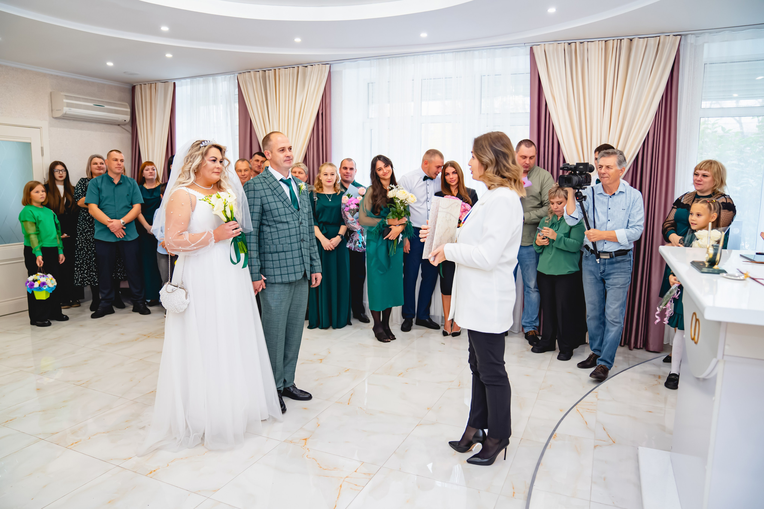 Осенняя Свадьба 2024. Занимаюсь профессиональной фотографией и живу рядом с Байкалом. Работаю в разных жанрах