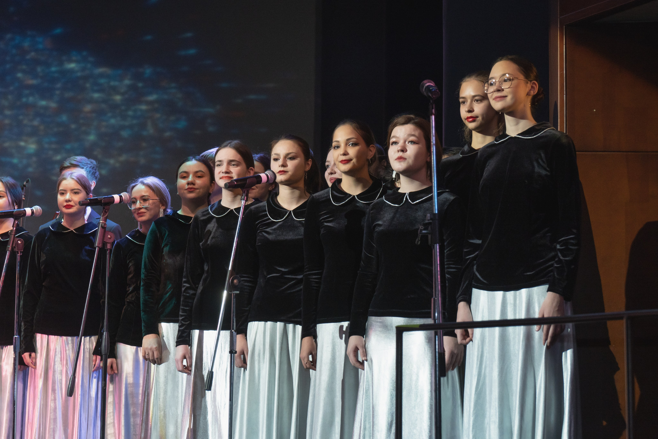 Музыкальный театр. Занимаюсь профессиональной фотографией и живу рядом с Байкалом. Работаю в разных жанрах