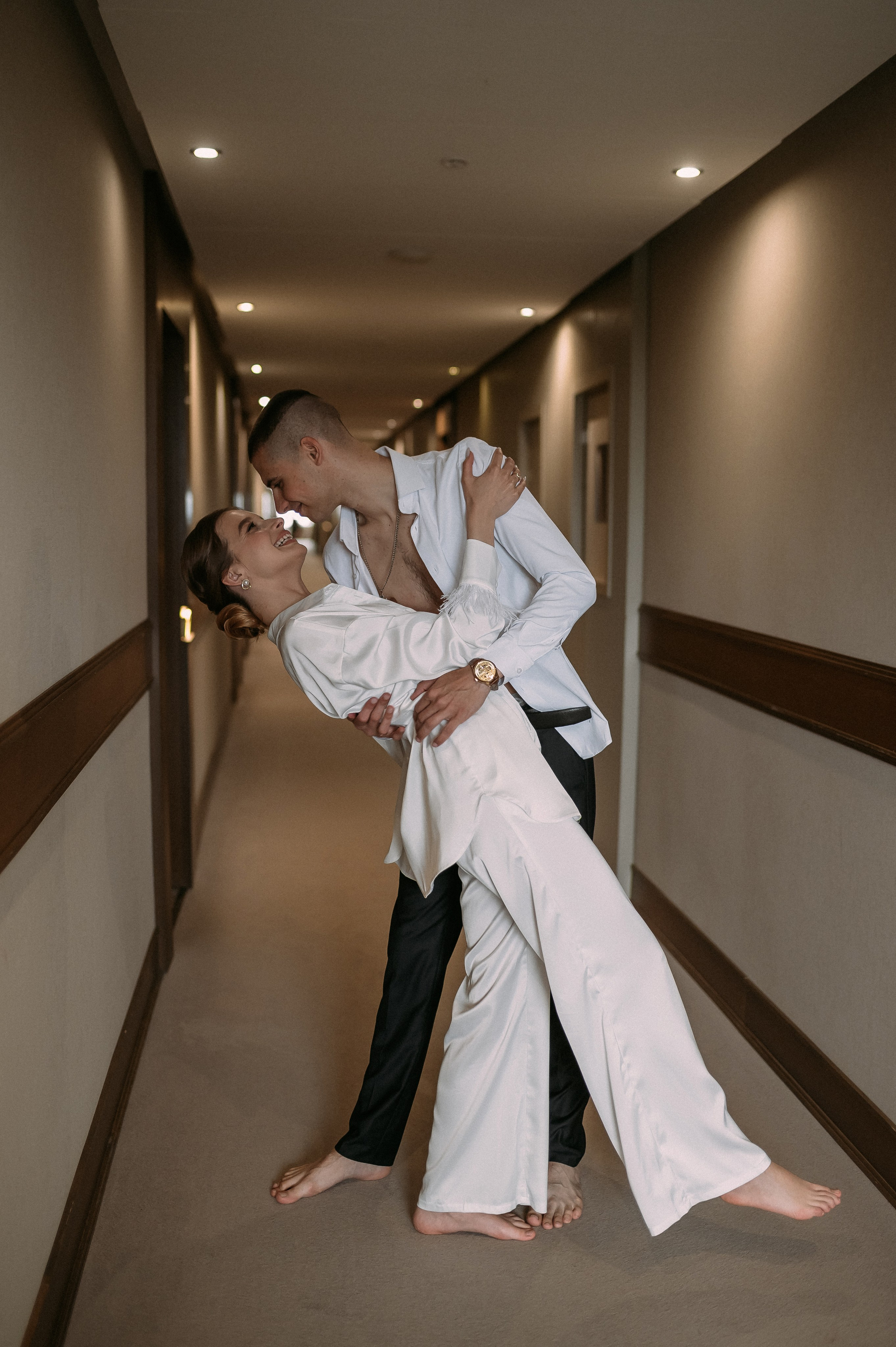 Свадебное утро и прогулка красивой яркой пары. Свадебный и семейный фотограф в Симферополе Дарья Маркова