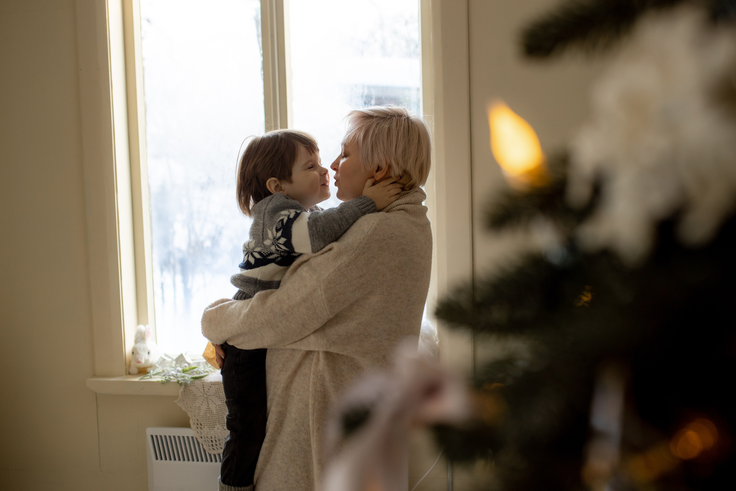 новгодняя фотосессия, мама с сыном на руках у ёлки