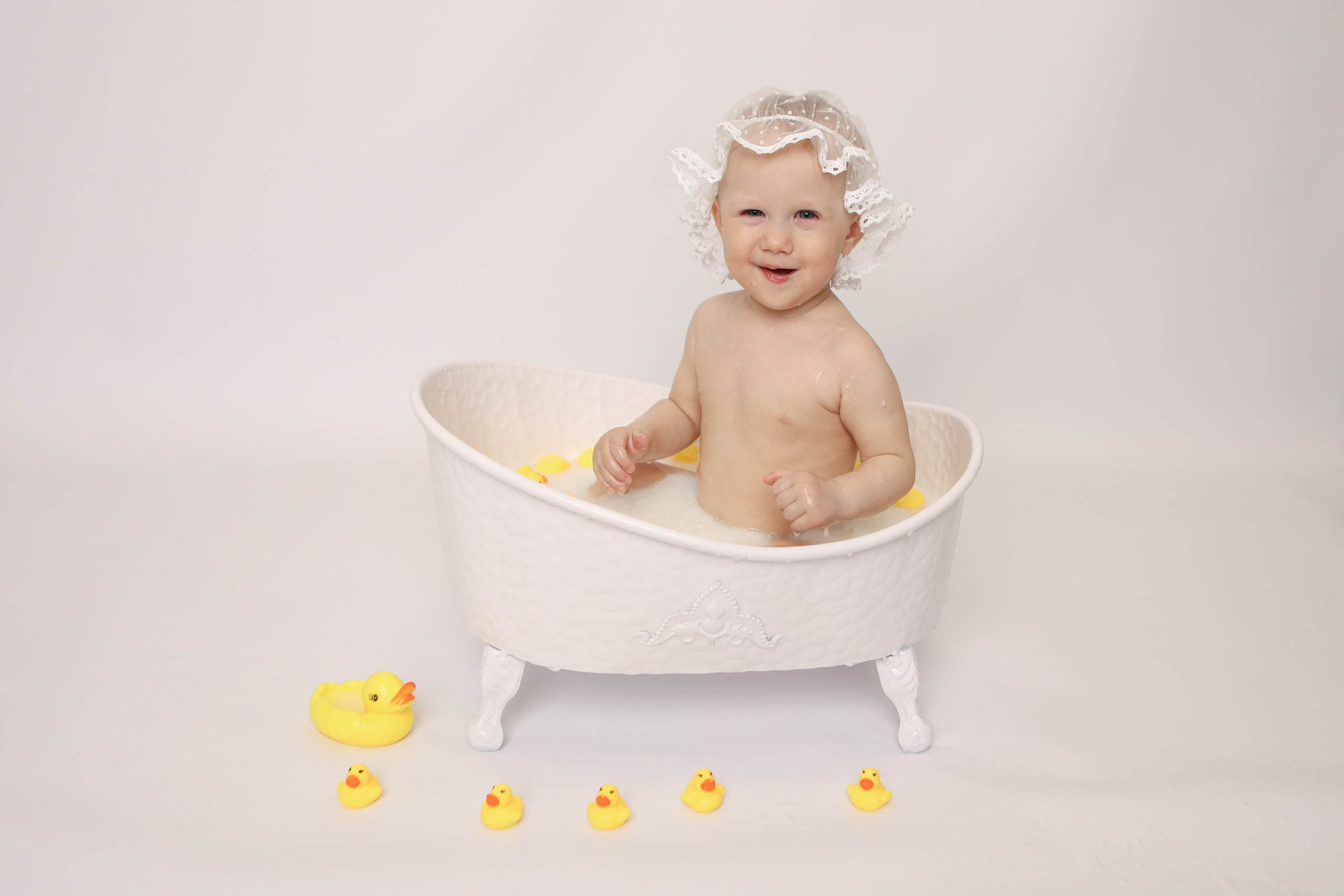 Молочные ванночки. Фотограф новорожденных. Детский и семейный фотограф Марьяна Юдина
