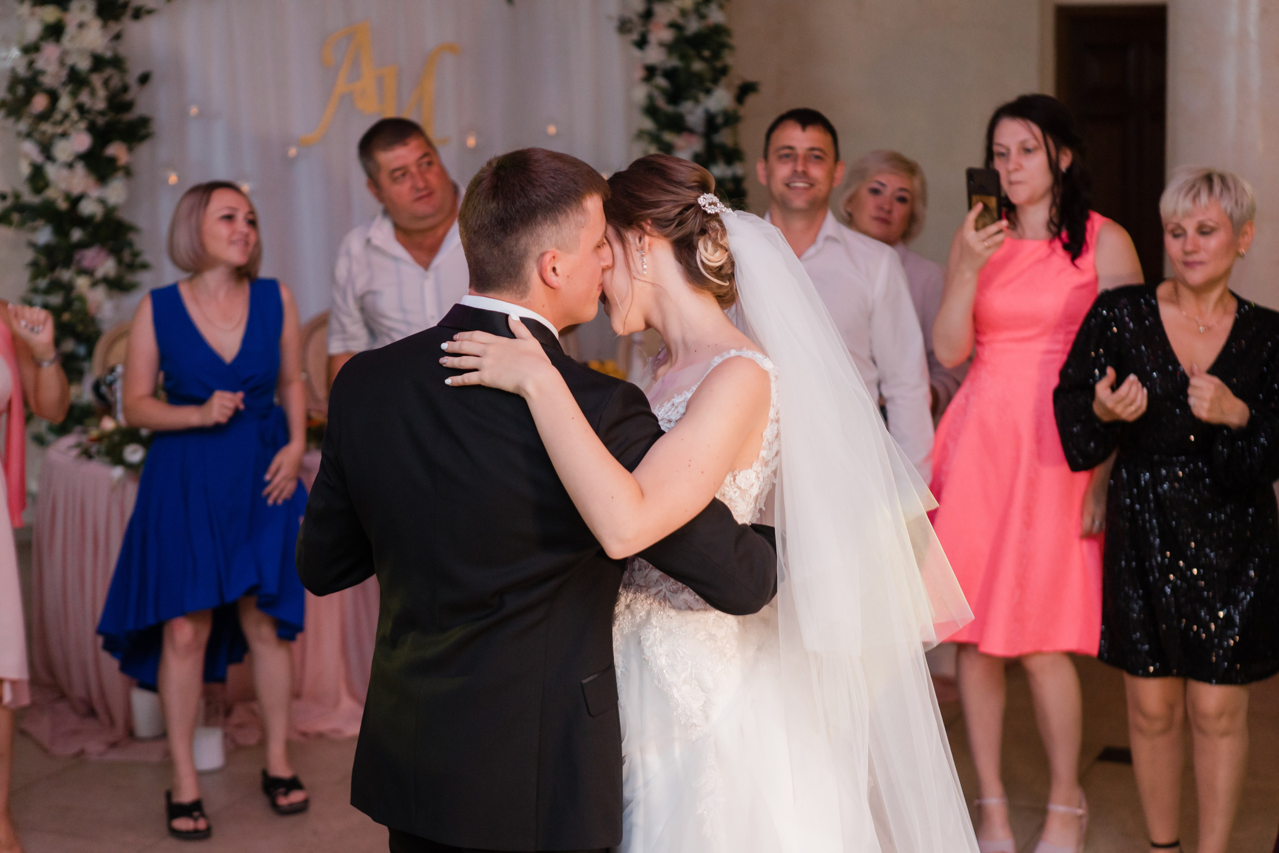 Свадебная фотосъемка Михаила и Ольги. День нашей свадьбы. Видеосъемка и фотосъемка свадеб. Фотограф и оператор на свадьбу. Видеосъемка подкастов, собственная видео-фотостудии. Предметная фотосъемка