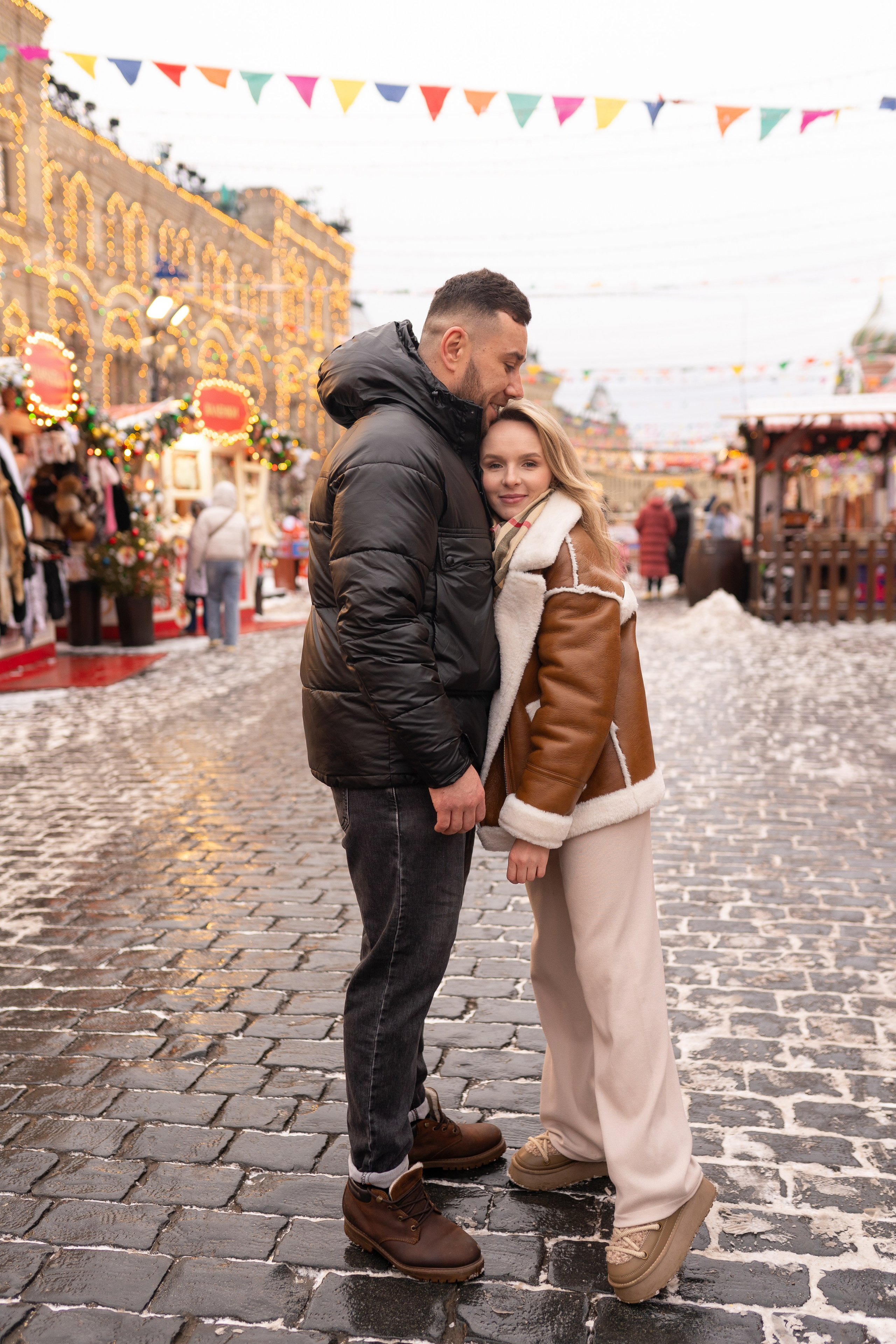 Павел, Егор и Наталия на ГУМ Ярмарке. Свадебный фотограф в Москве Анна Полушина