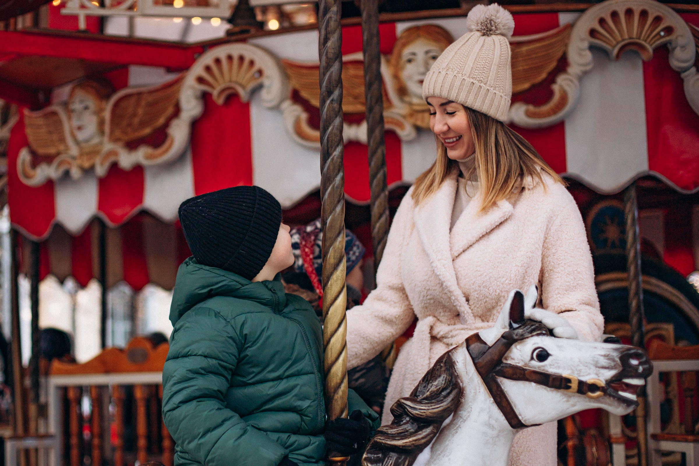 Оксана с сыном в декабре. Фотопрогулка в Петербурге. Индивидуальный и семейный фотограф в Санкт-Петербурге