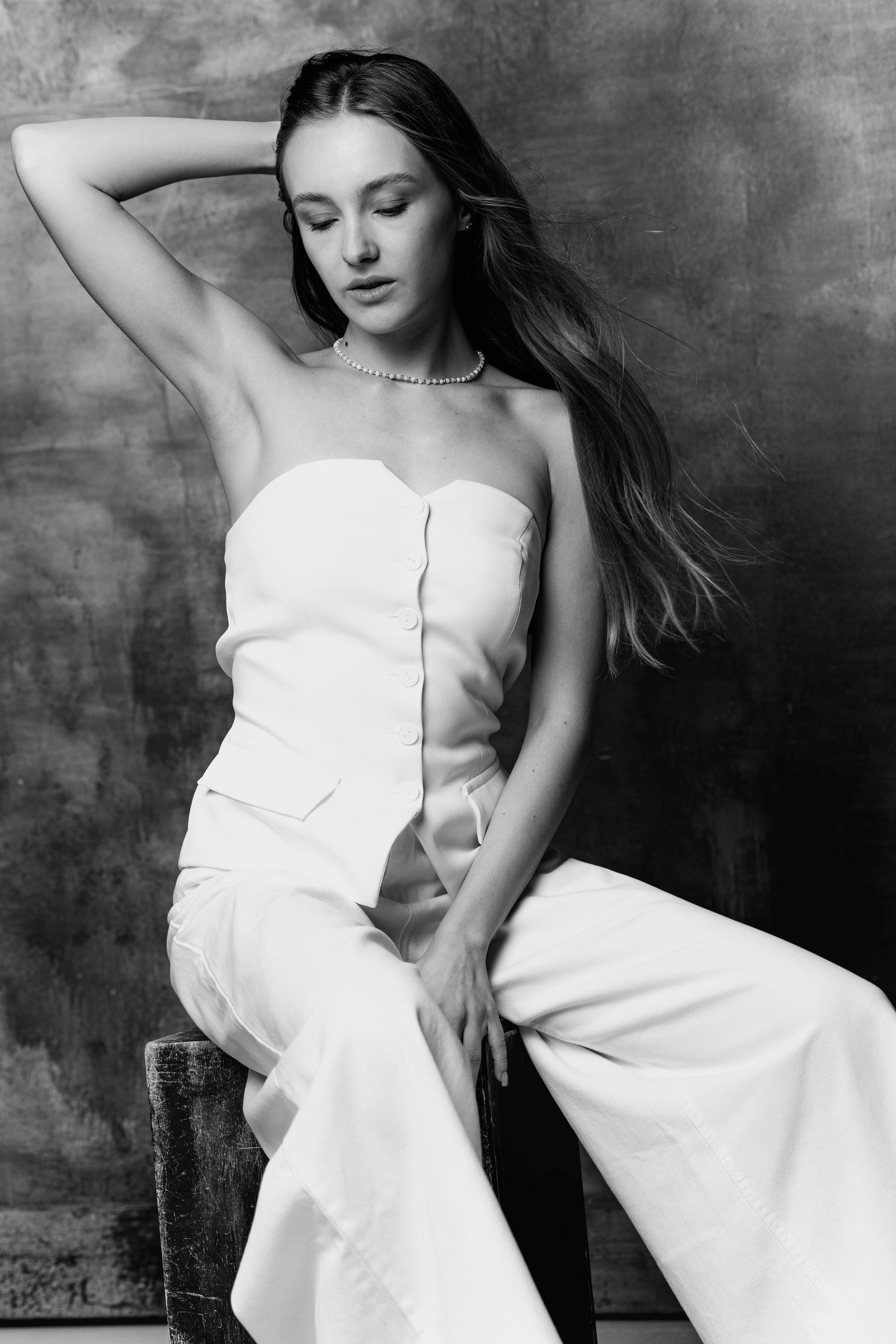 Черно-белый женский портрет, студийный женский портрет в черно-белом стиле, женский портрет в черно-белом стиле с драматичным освещением, черно-белый женский портрет в классическом стиле, имиджевый женский портрет в черно-белом стиле, творческая фотосессия для женщин в черно-белом стиле.