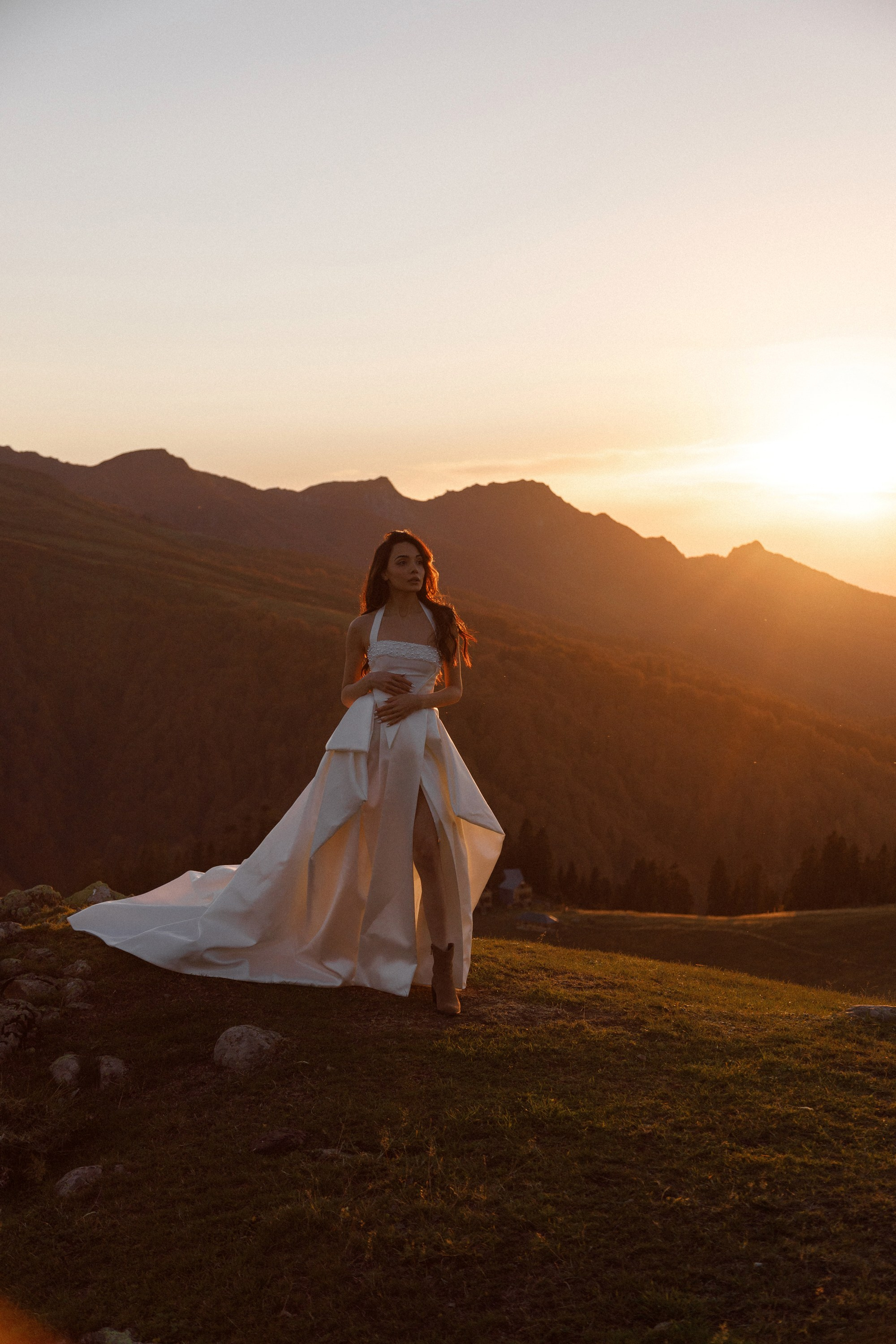 Свадьба в горах на закате