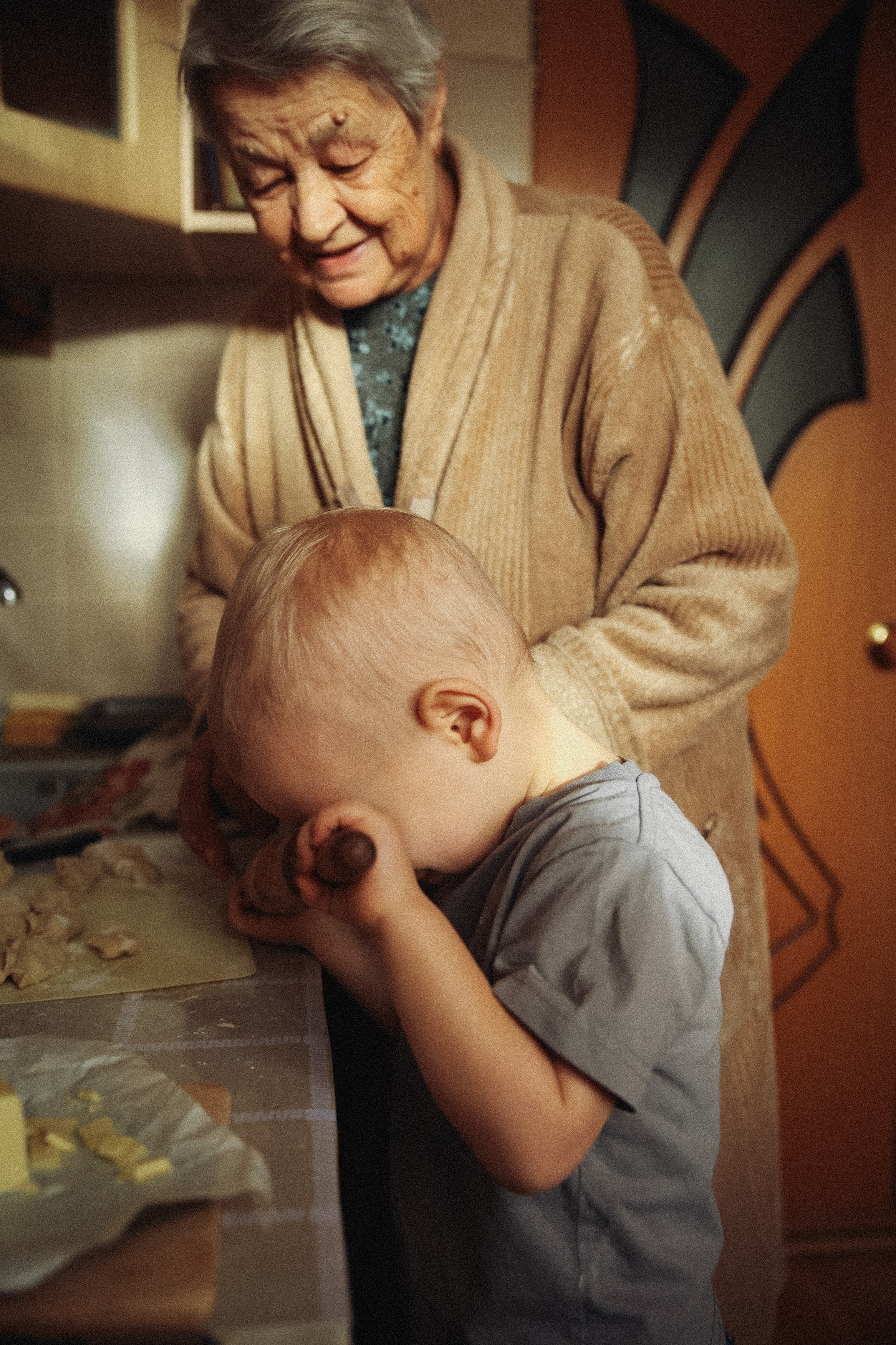 Семейная фотосессия домашняя фотосессия бабушка в гостях у бабушки. Фотограф Владимир Москва