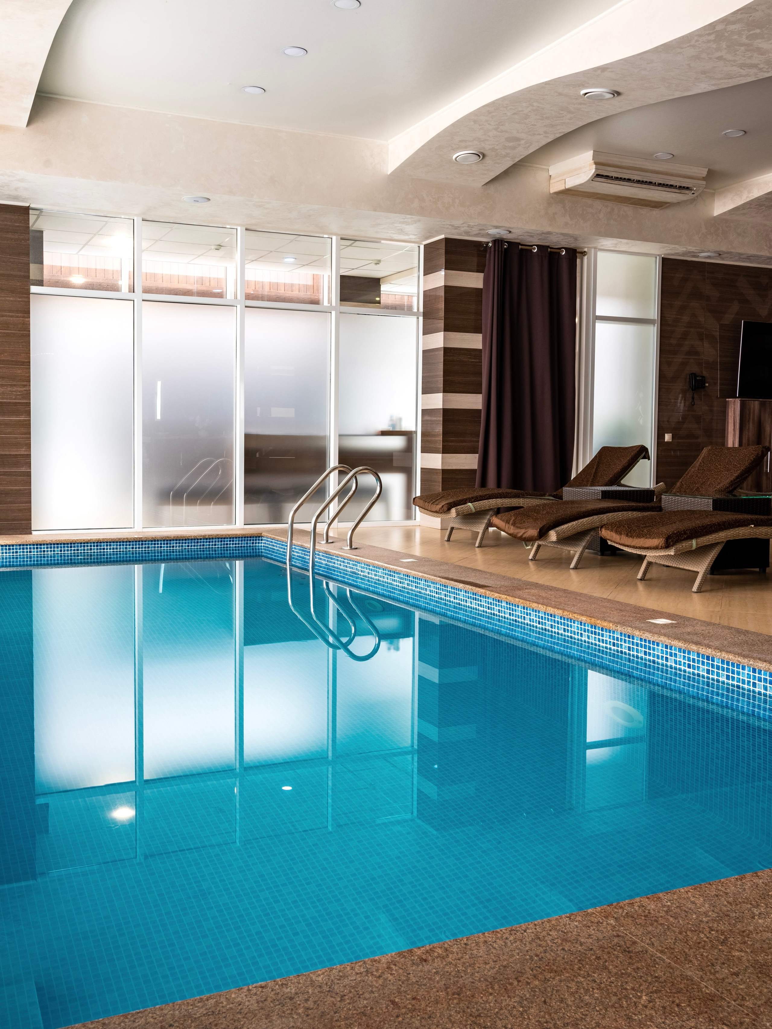 Интерьер. Отель бассейн и ресторан. Предметный фотограф, фото для маркетплейсов Пятигорск, КМВ