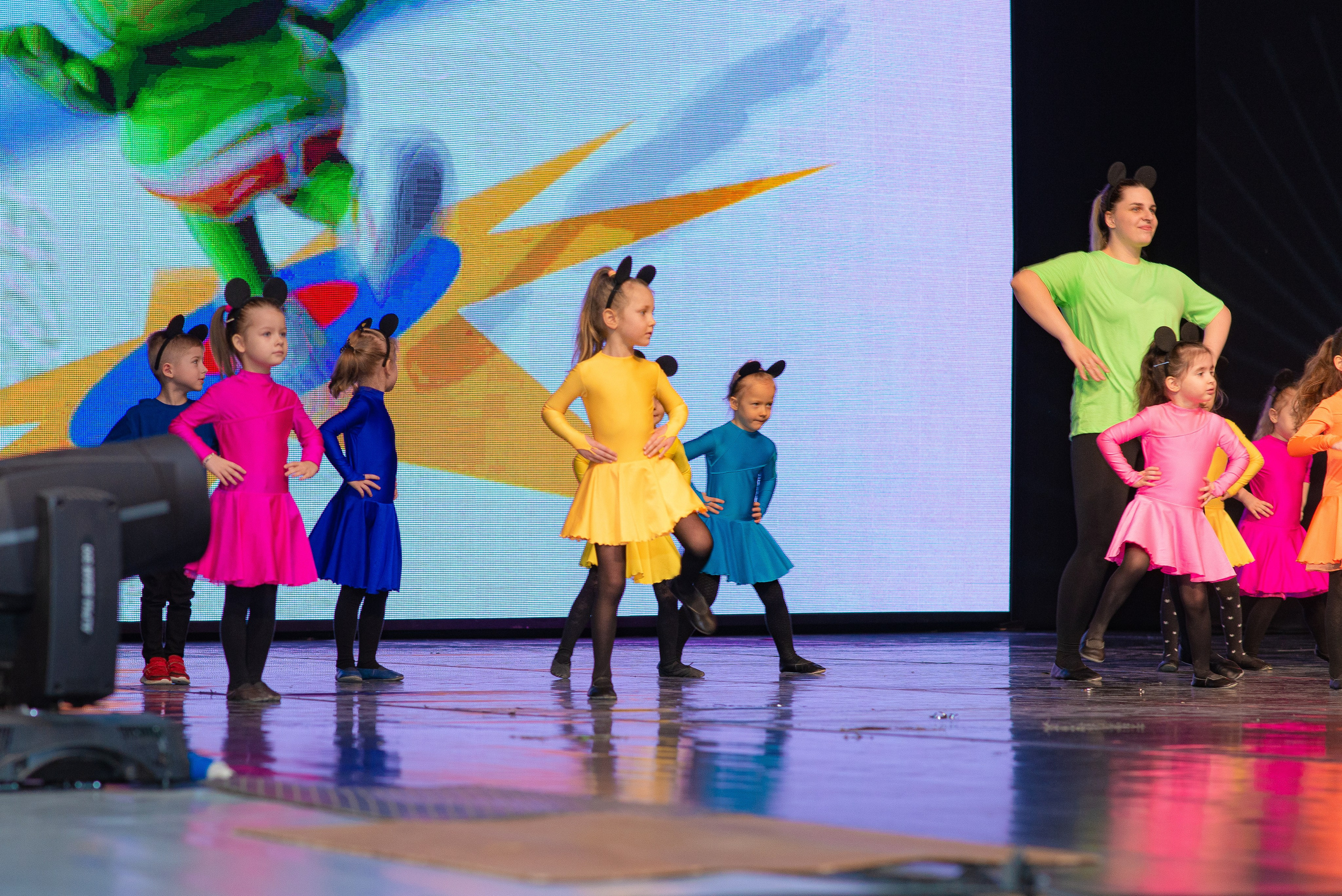 Выступление школы танцев Овация. Семейный фотограф на выписку из роддома и крещение Минск Настя Гришук